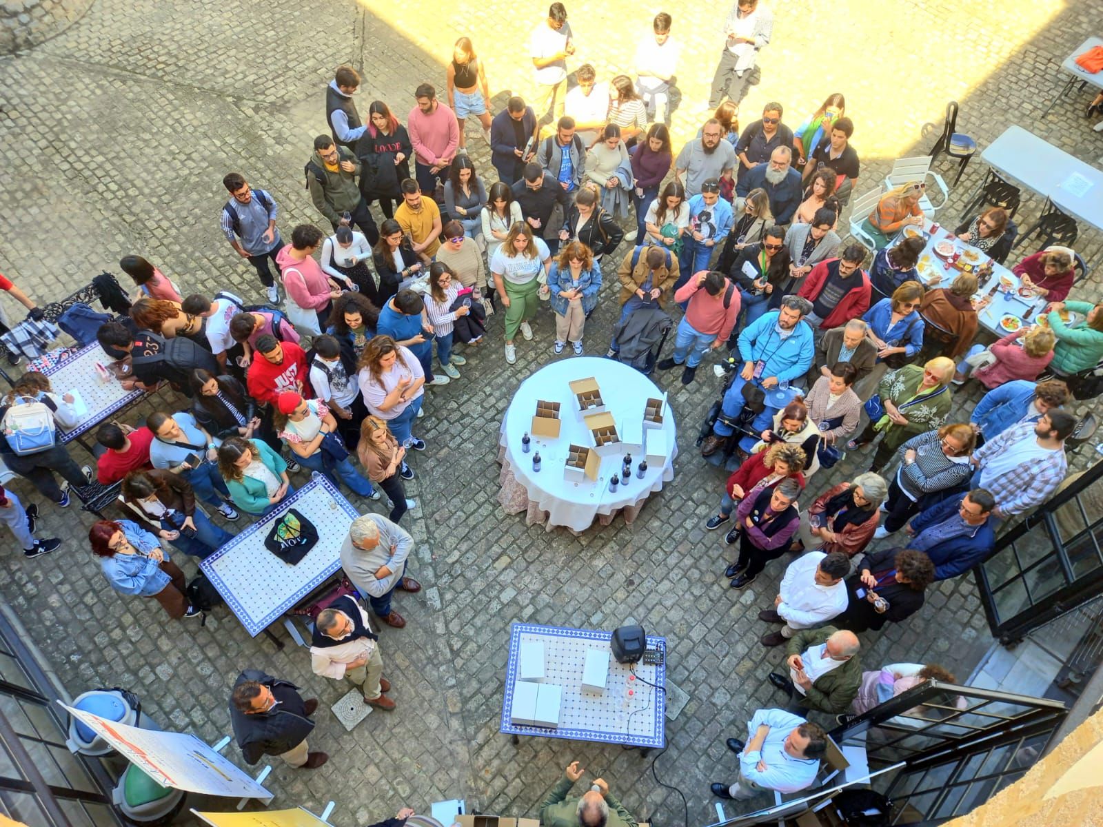 Una jornada de Másterñam en el patio de la Facultad de Filosofía y Letras de la UCA.