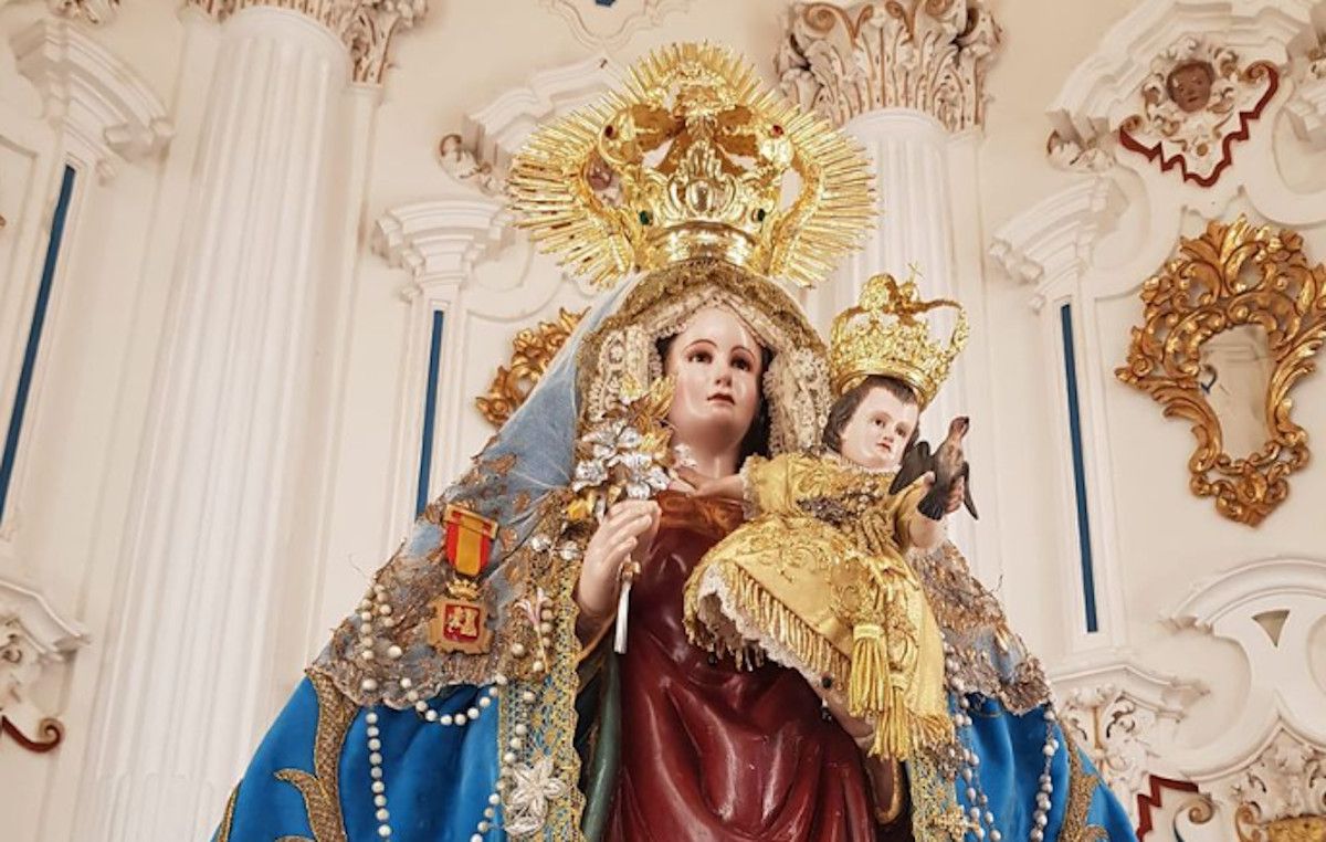 Roban el manto de la Virgen de Flores, patrona de Álora, en Málaga. 