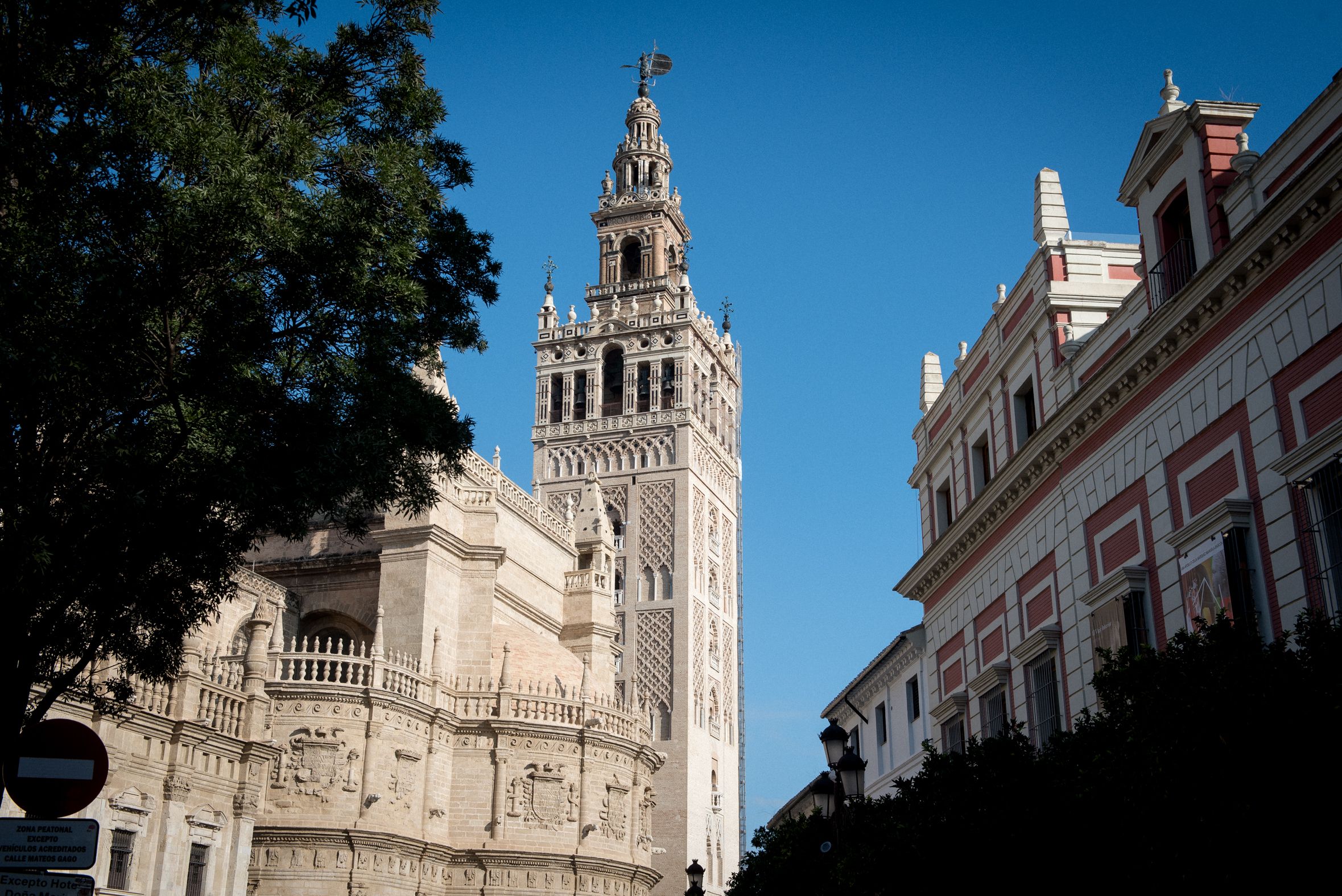 La Giralda junto a la Catedral y el Archivo de Indias.