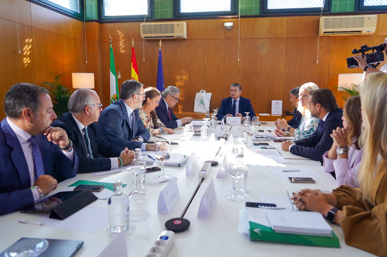 El Plan Infoca suma casi 600 actuaciones en incendios forestales con casi 1.700 hectáreas afectadas. En la imagen, Sanz reunido durante con delegados provinciales.