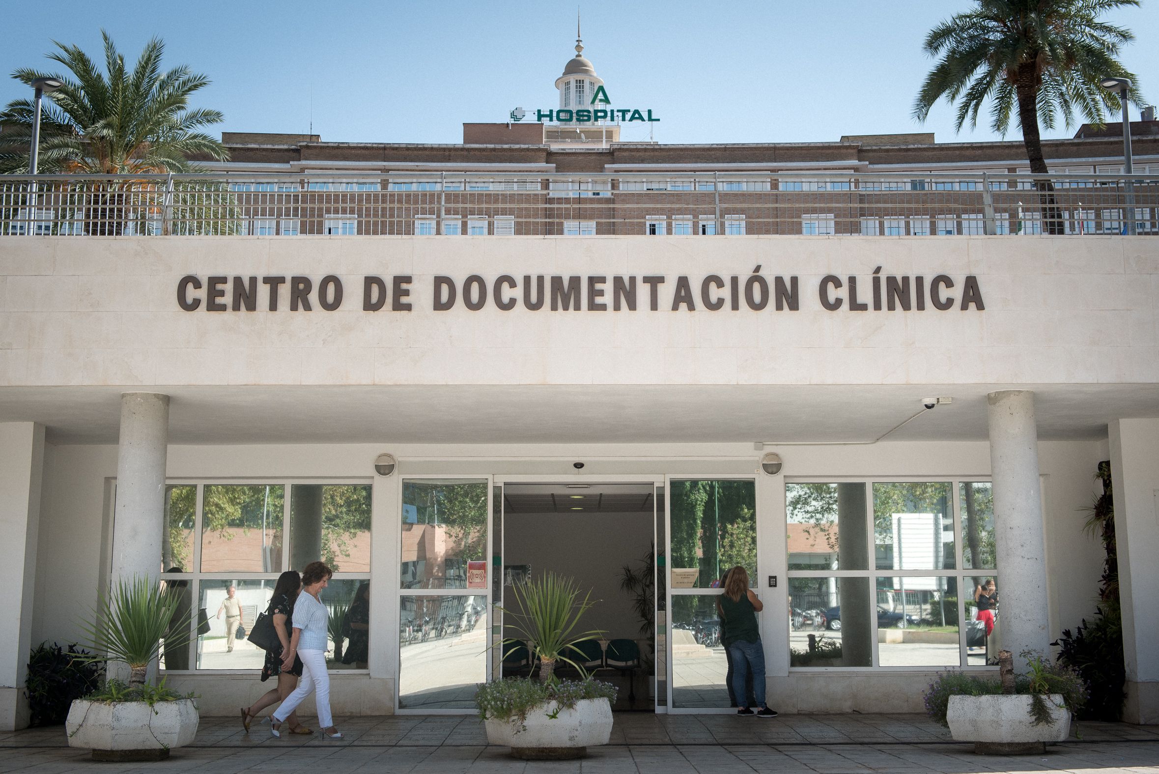 El Hospital Virgen del Rocío de Sevilla, uno de los andaluces con pacientes esperando para operarse.