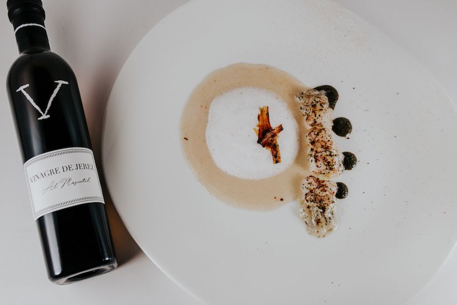 Escabeche de galera y su aire, con vinagre de Jerez gran reserva y vinagre de Jerez al moscatel.