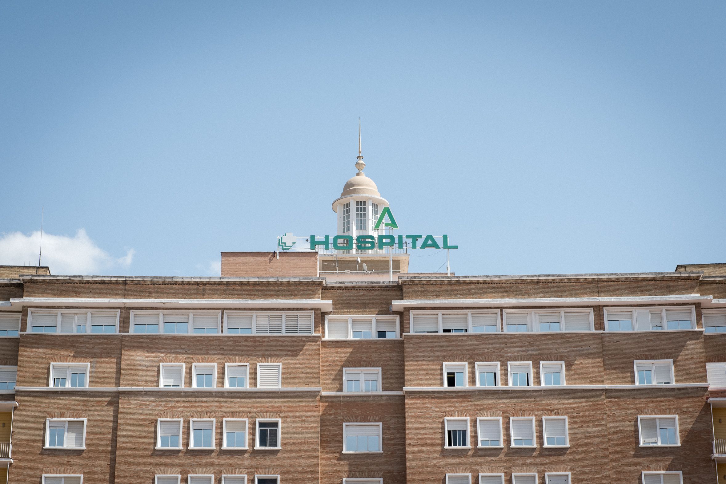 Uno de cada cuatro pacientes que espera una cirugía en España es andaluz. En la imagen, el hospital Virgen del Rocío de Sevilla.