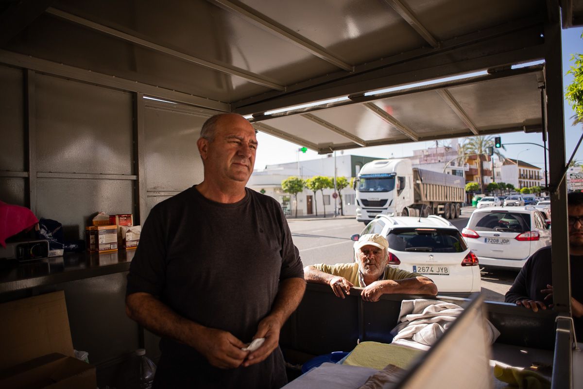 Cristóbal Díaz, churrero junto a la N-IV en El Cuervo. FOTO: MANU GARCÍA