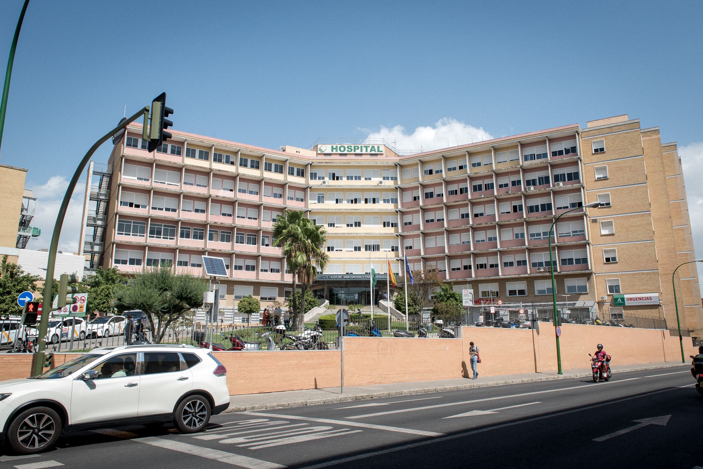El Hospital Universitario Virgen del Rocío, donde fue trasladado el joven de La Rinconada tras el accidente laboral.
