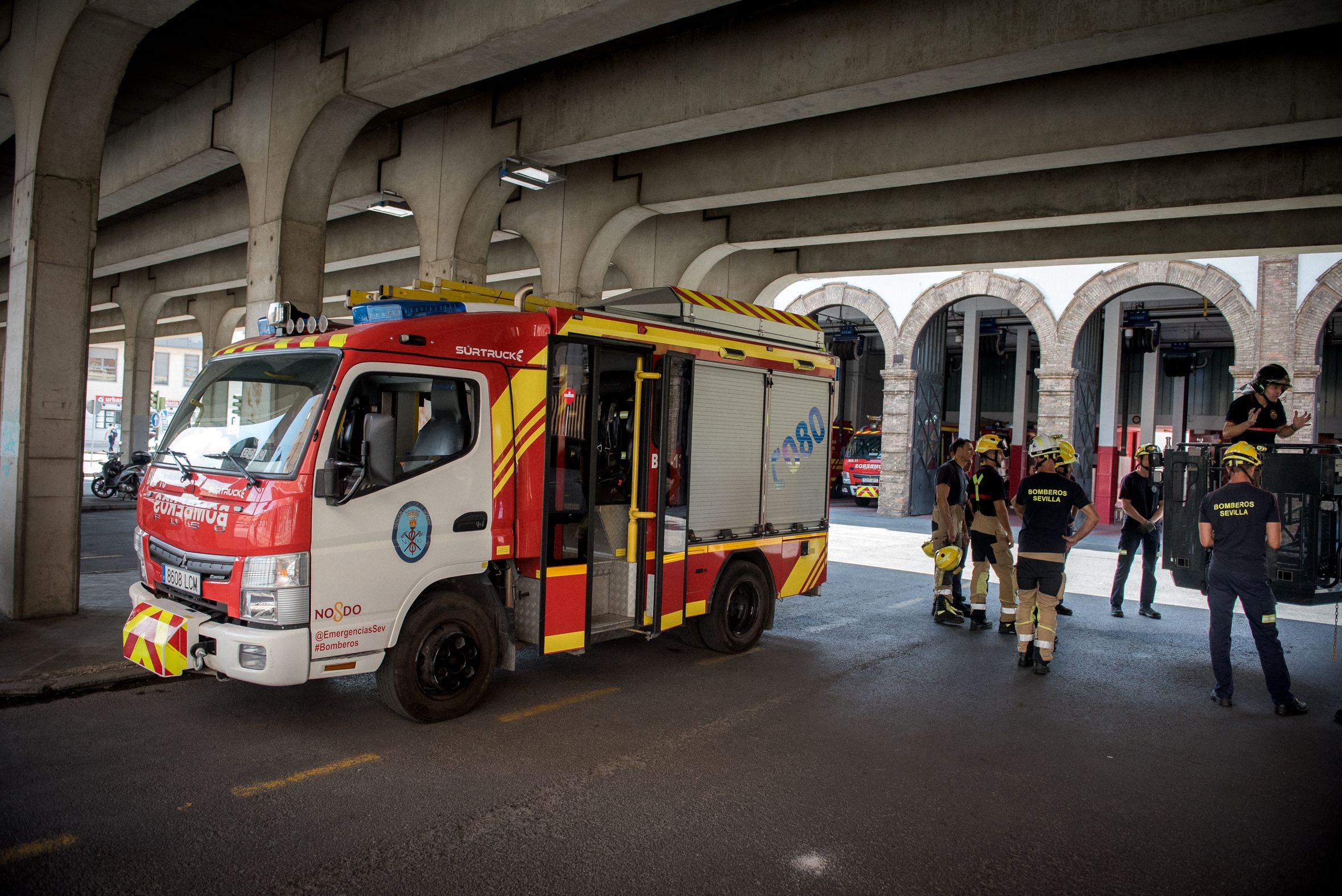 Los bomberos de Sevilla, que han actuado en el incendio en Triana, en una imagen de archivo.