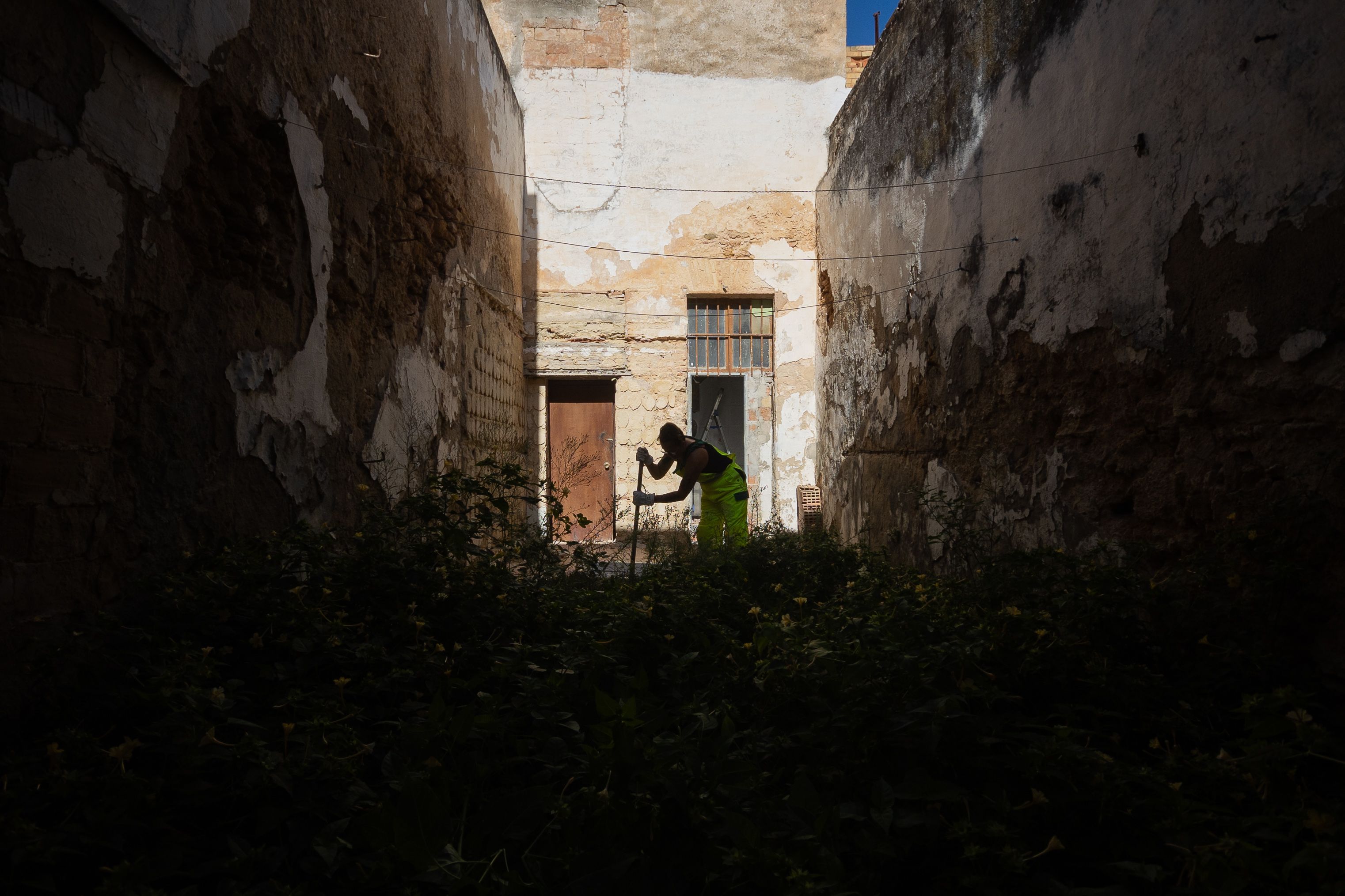 La granadina muestra el inmueble deteriorado que reconstruye en Puerto Real.