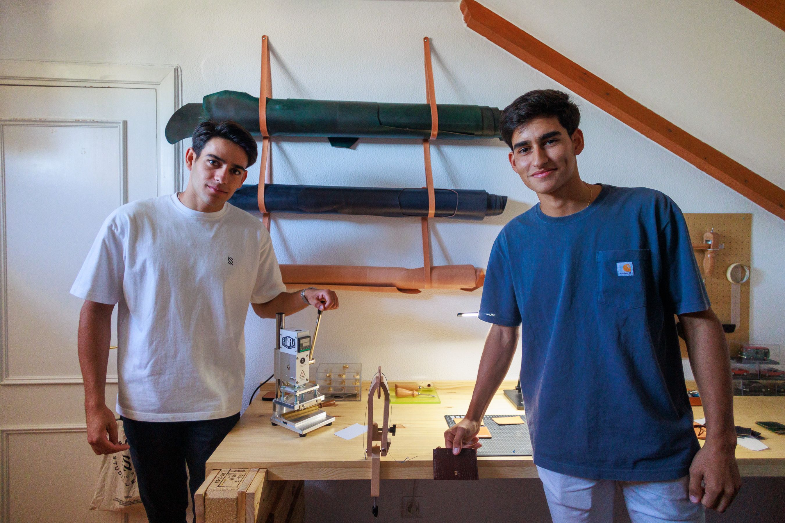 Pepe y Luis junto a las herramientas que usan en el estudio.