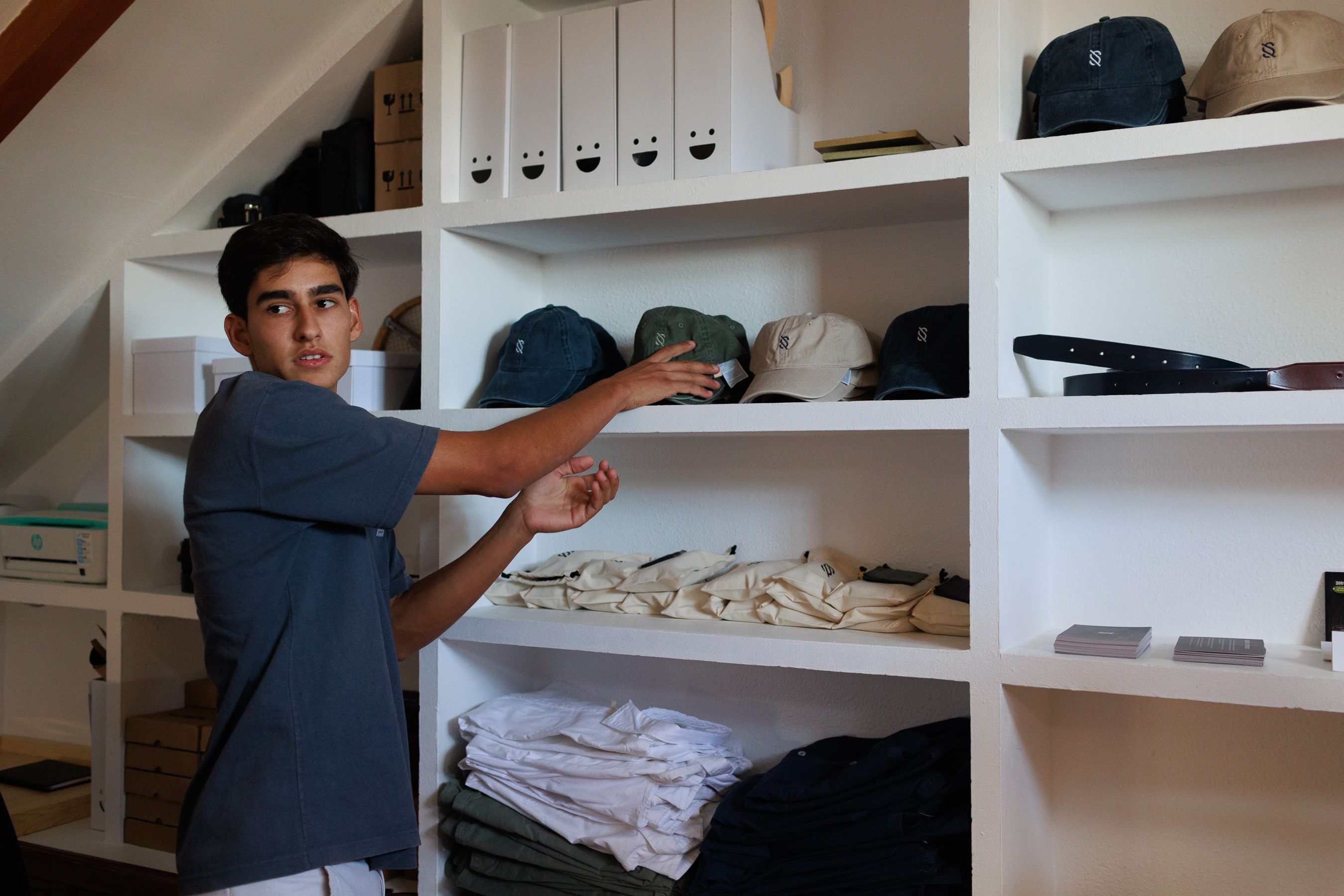 Luis enseña algunos de los artículos de la marca.