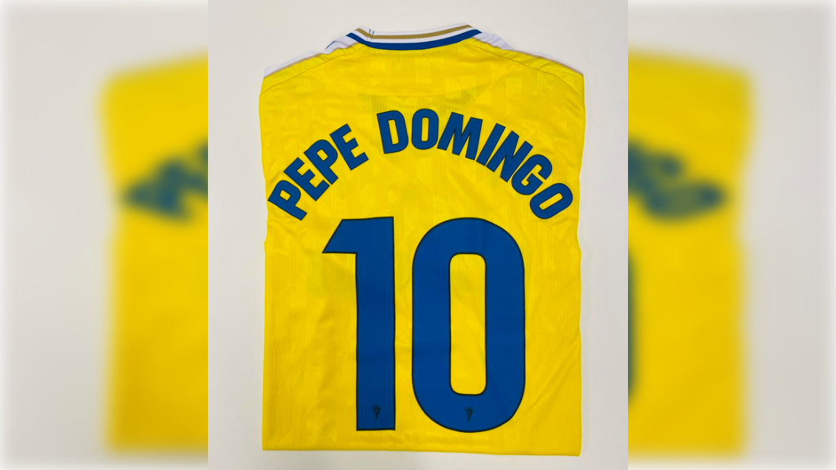 Camiseta que el Cádiz CF ha confeccionado en recuerdo de Pepe Domingo Castaño.