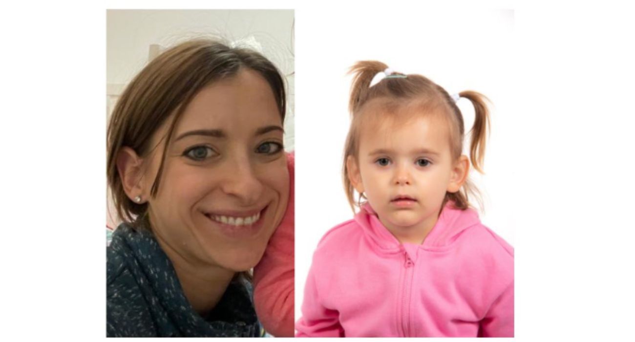 La pequeña Emily, junto a una imagen de su madre.