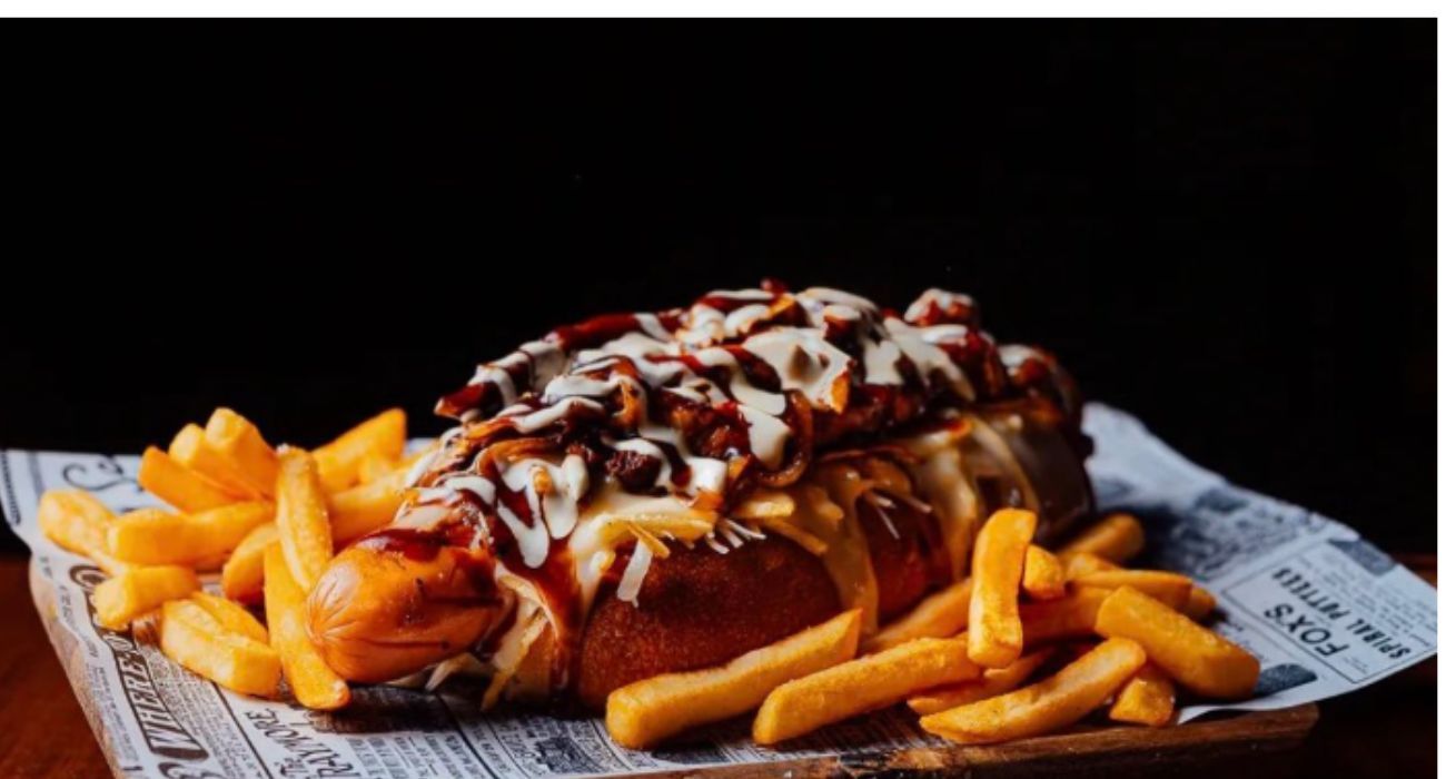 Uno de los perritos calientes que sirven en un restaurante en horas bajas.