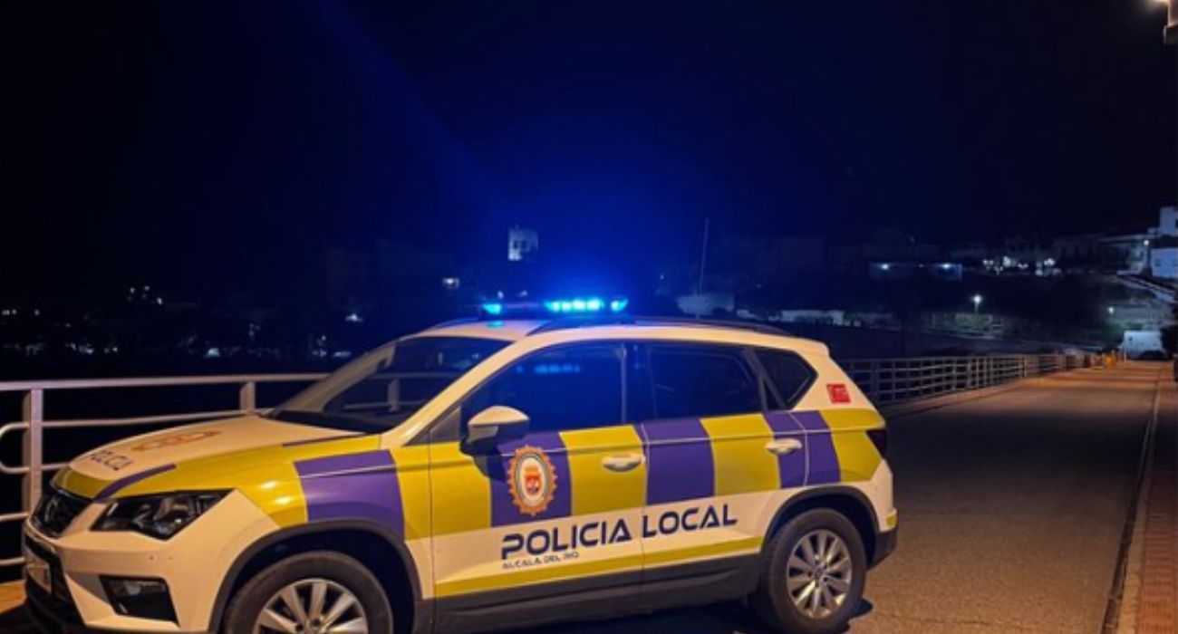 Un coche de la Policía Local, en la presa de Alcalá del Río donde ha tenido lugar el suceso.