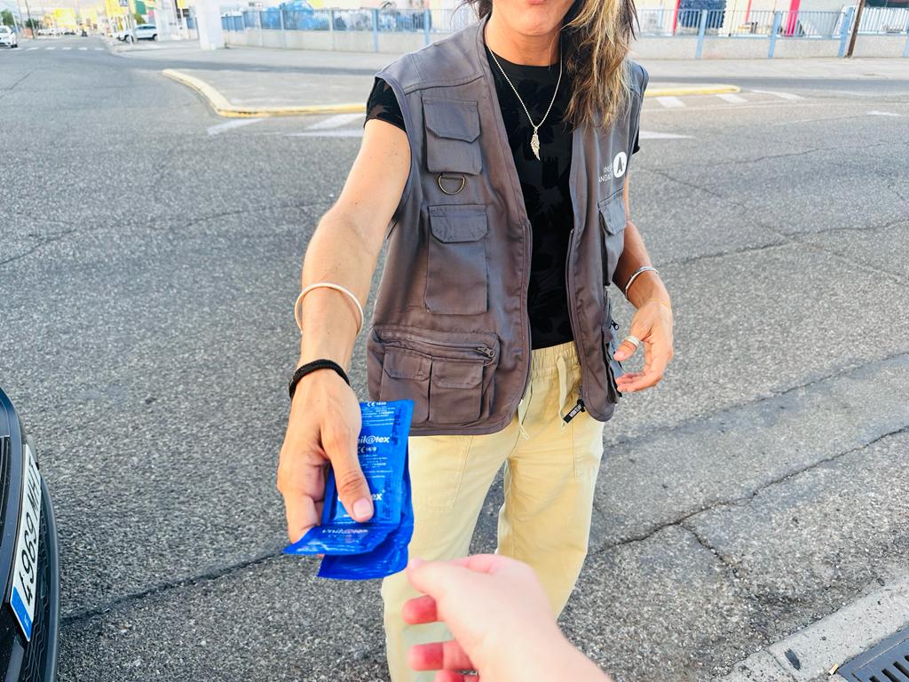 Una trabajadora de Inserta Andalucía ofrece preservativos.
