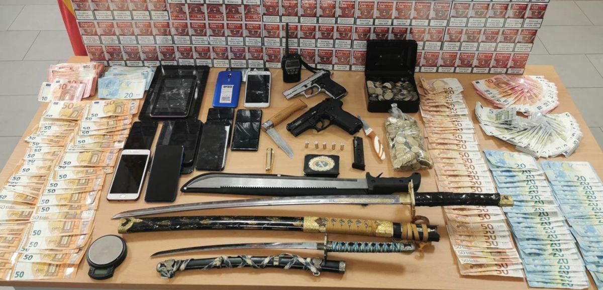 Armas y dinero intervenidos en Rota. FOTO: CNP