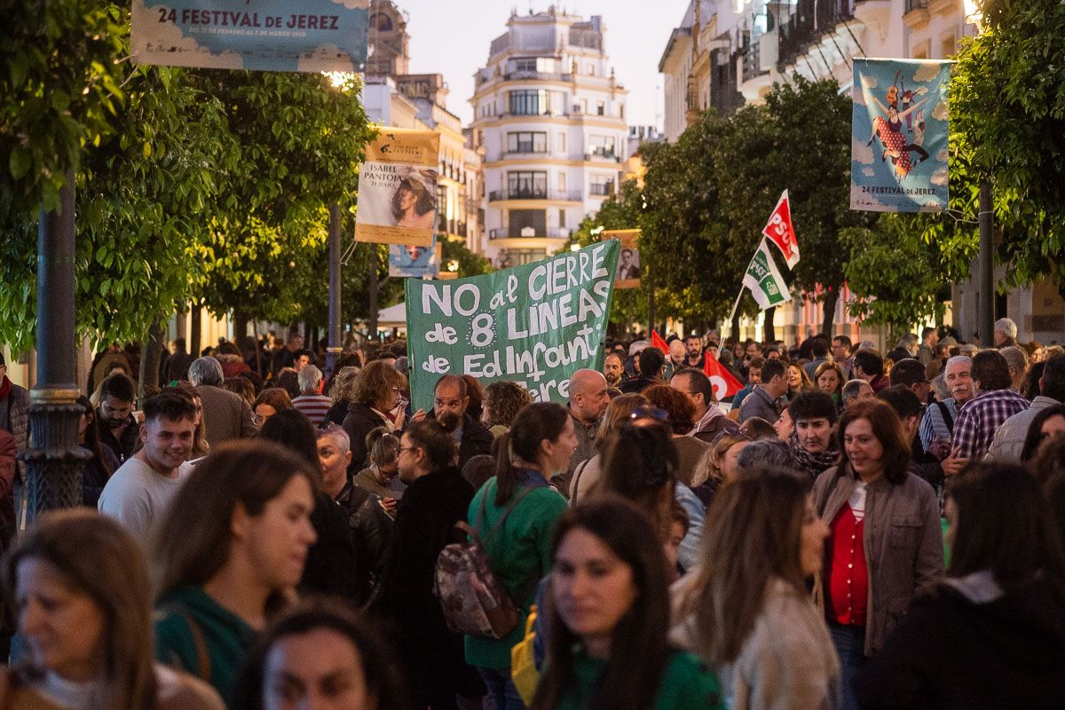 Un momento de la manifestación, en calle Larga. FOTO: MANU GARCÍA