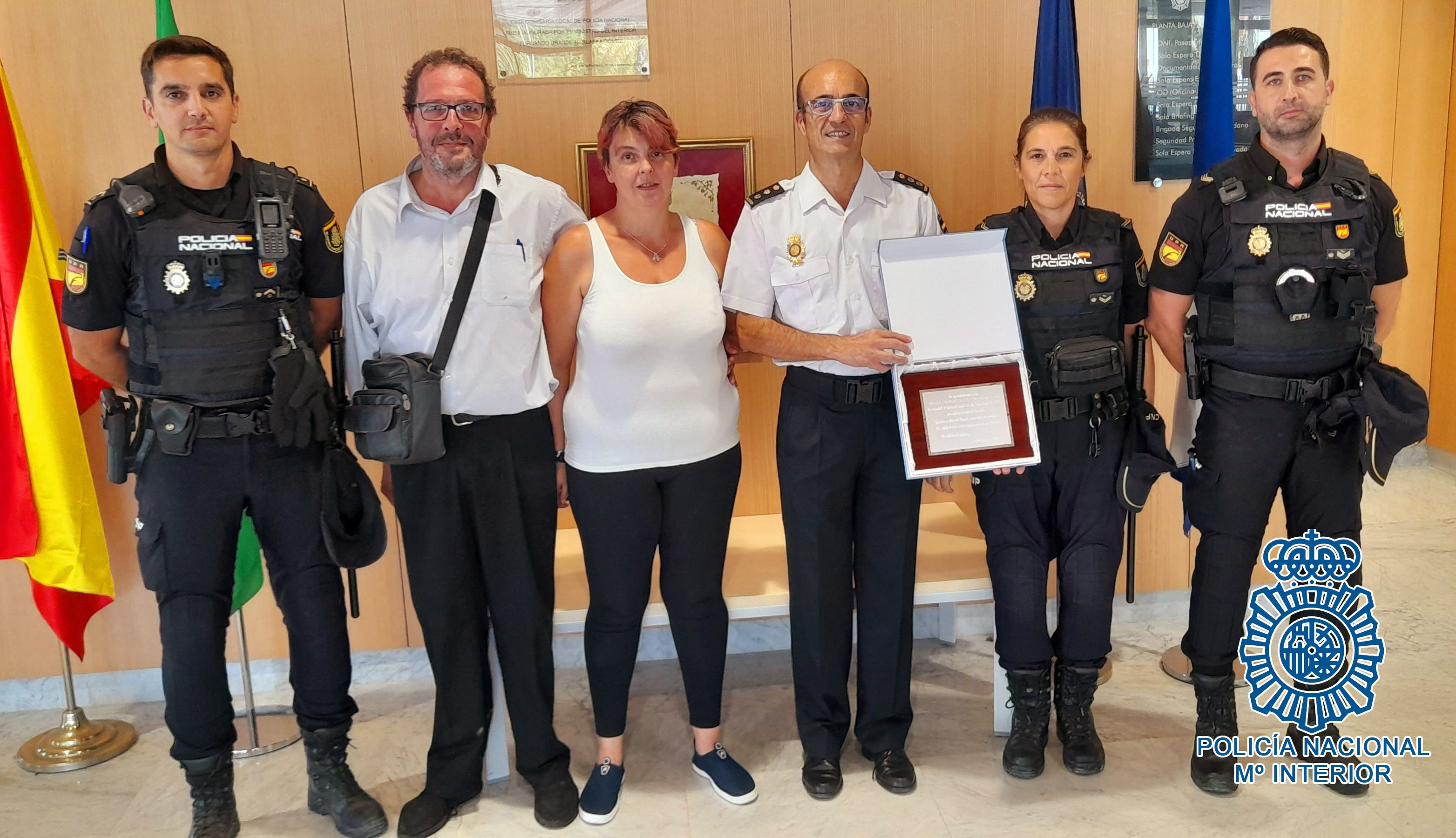 Una familia de Estella reconoce la labor de la Policía Nacional con un menor que sufrió un grave incidente de salud.