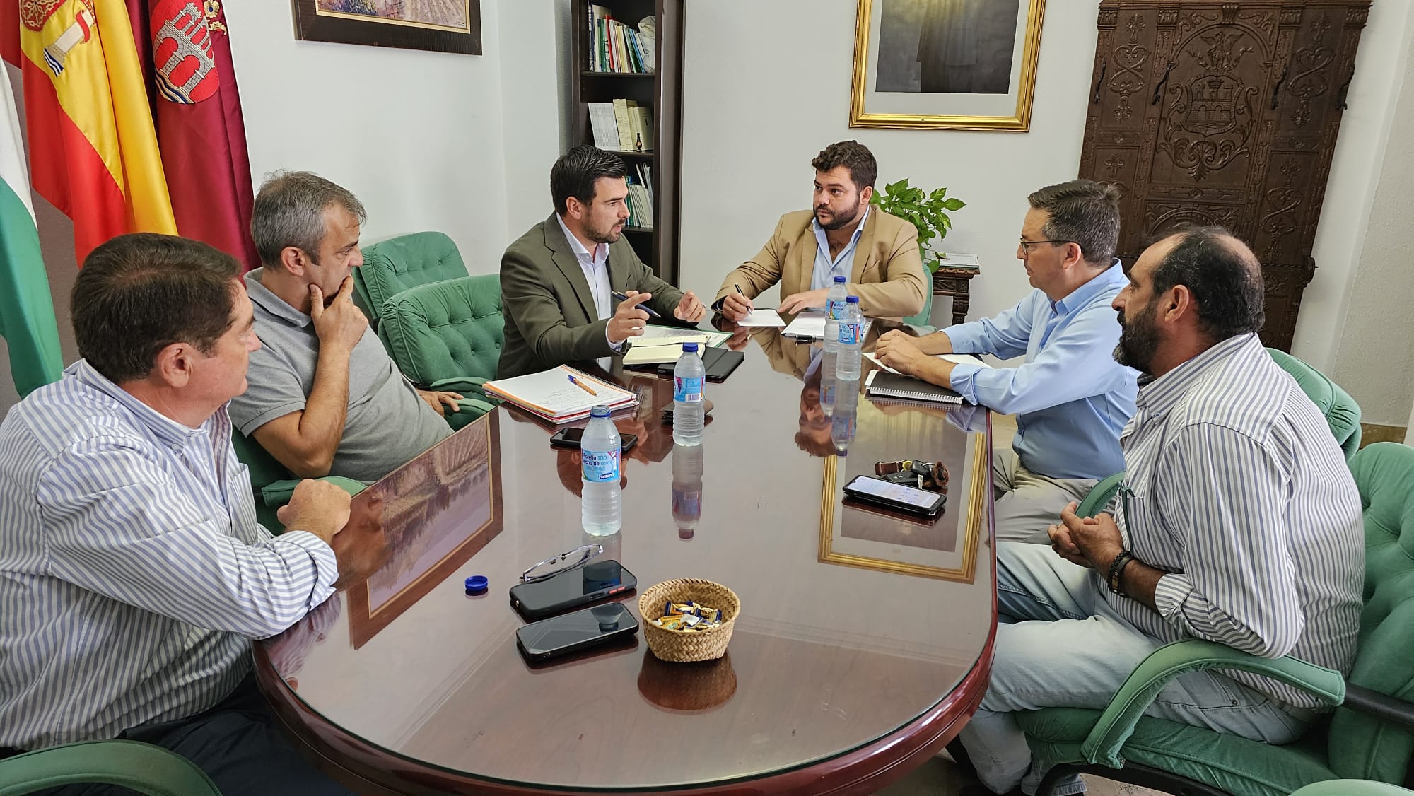 El delegado de Agricultura, con el alcalde de Arcos.