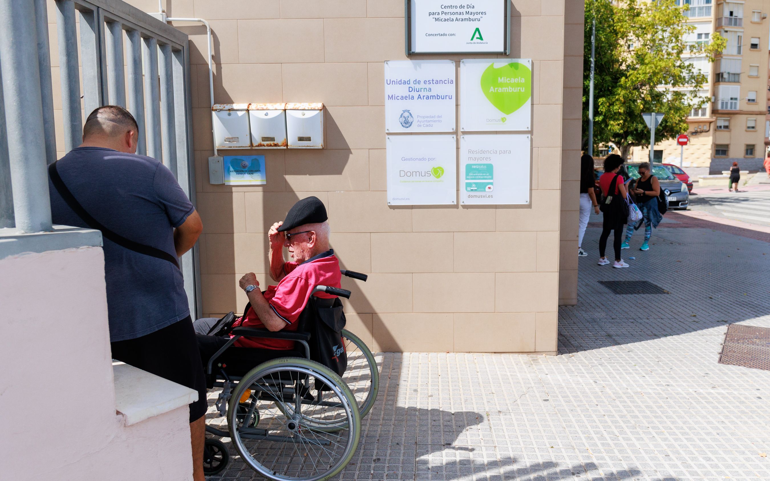 Acceso principal a la residencia Micaela Aramburu, en la ciudad de Cádiz.