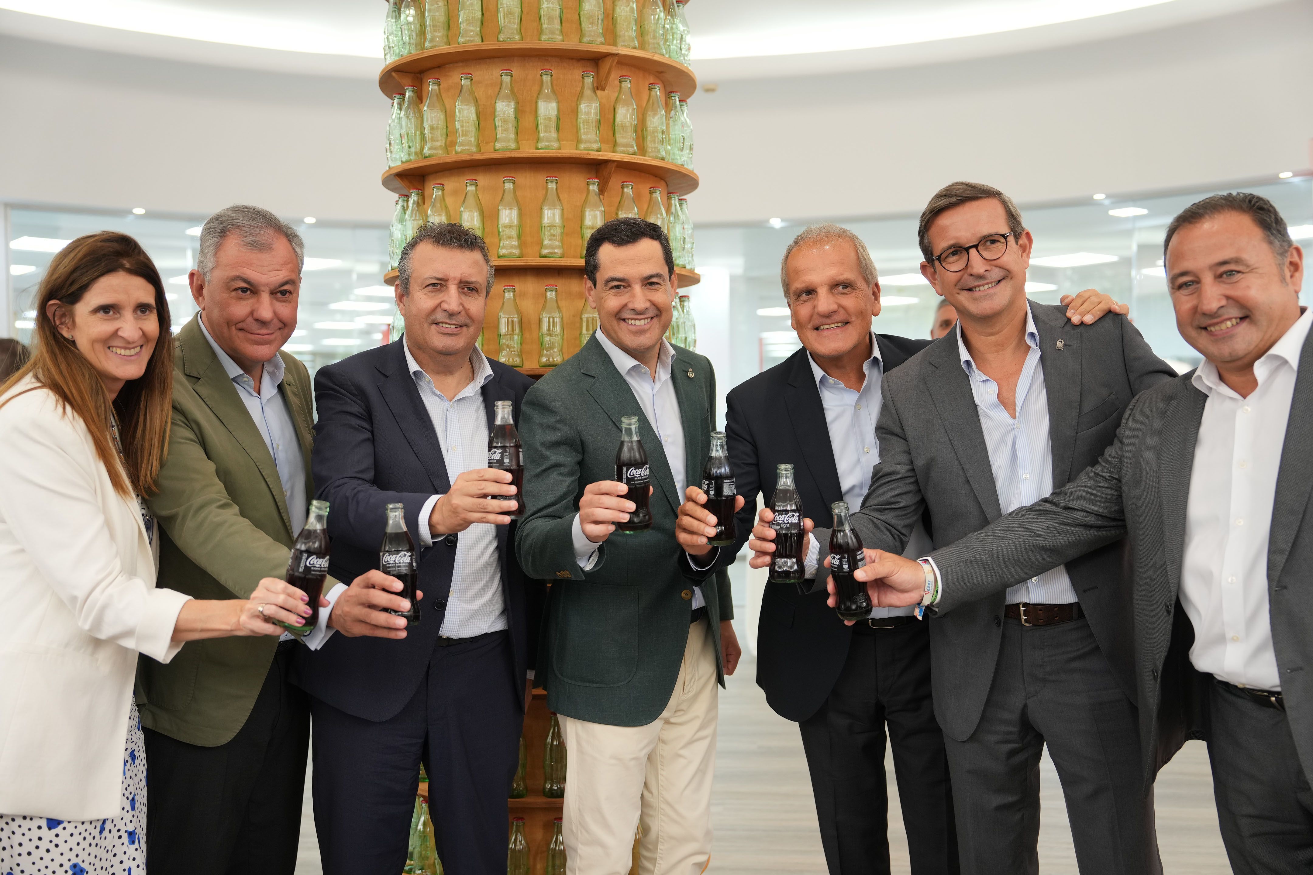 Moreno, Sanz y Fernández, en la planta de 'Coca-Cola' de La Rinconada.