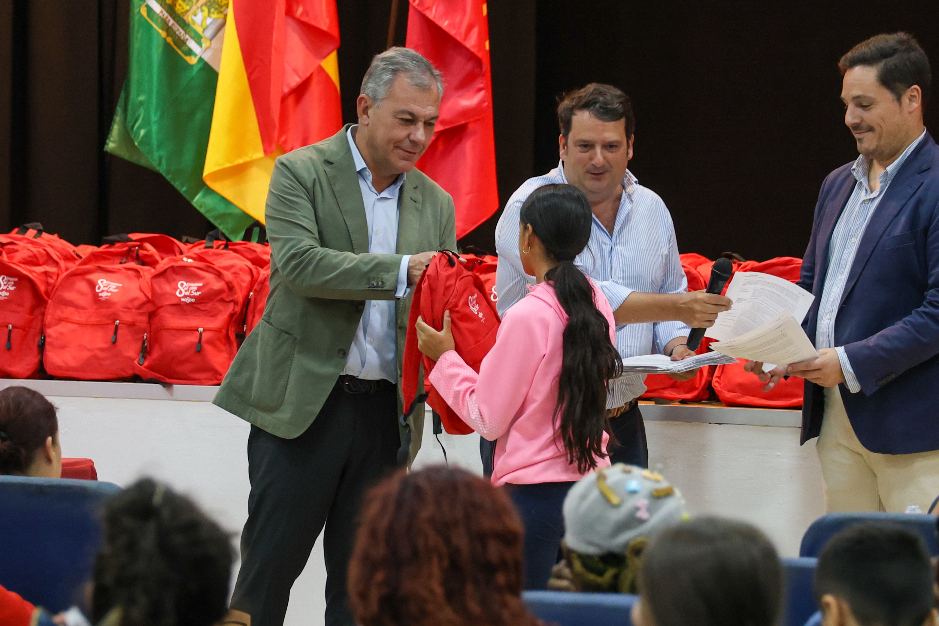 Entregan 400 mochilas a familias en emergencia social o economía precaria en Sevilla.