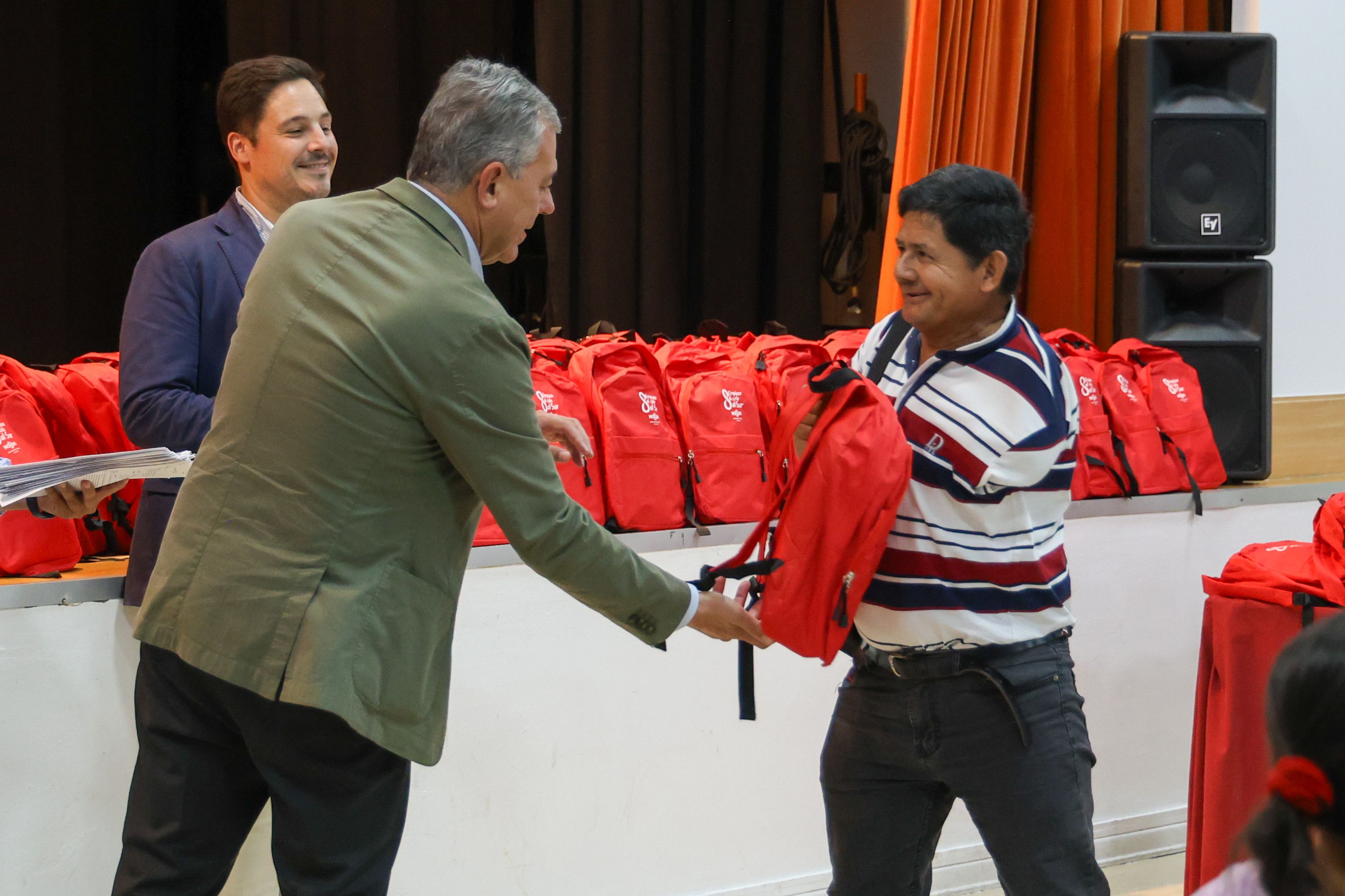 Entrega de mochilas a las familias de Sevilla.