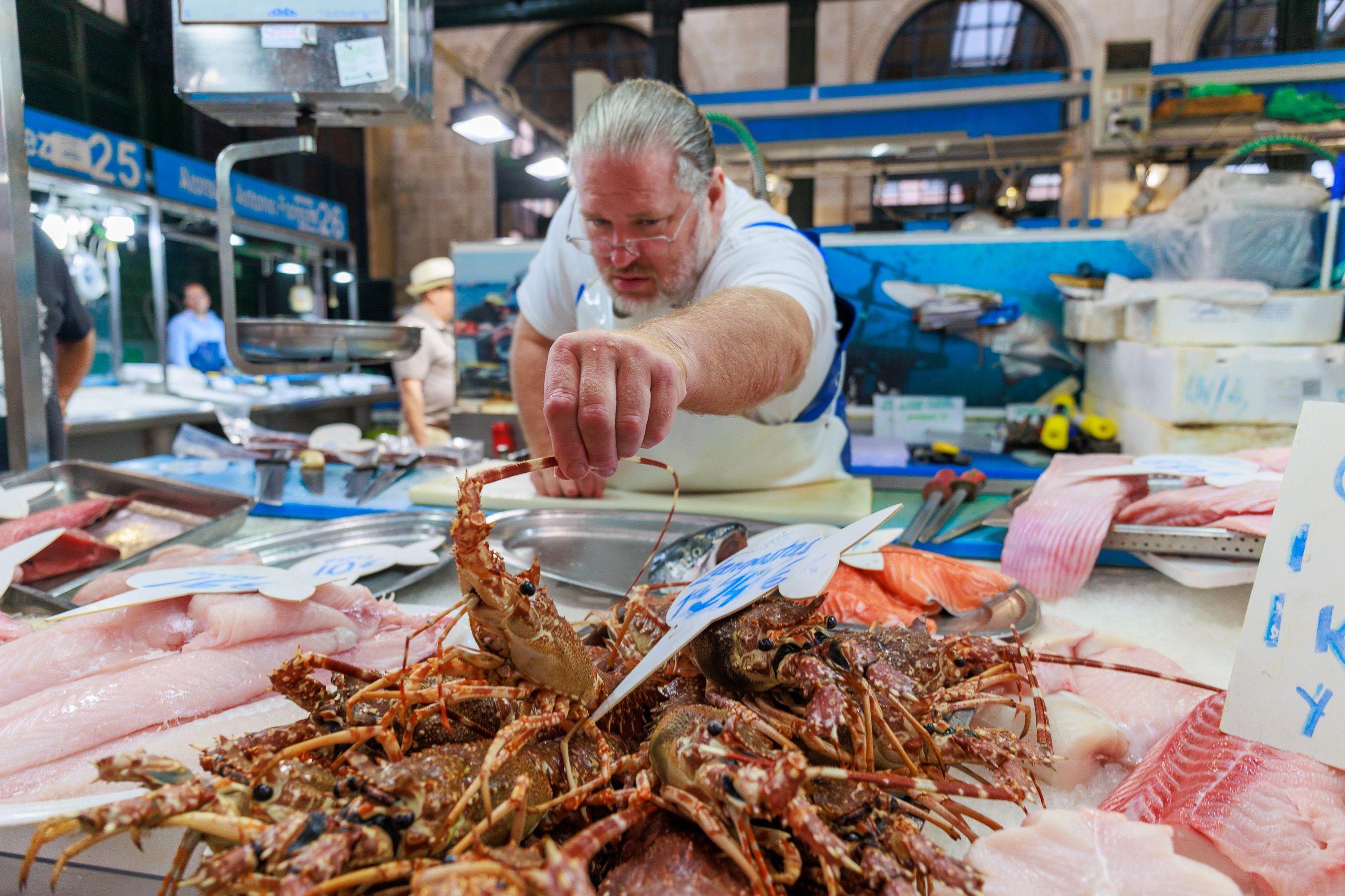 Un puesto con el expositor de langostas.     JUAN CARLOS TORO