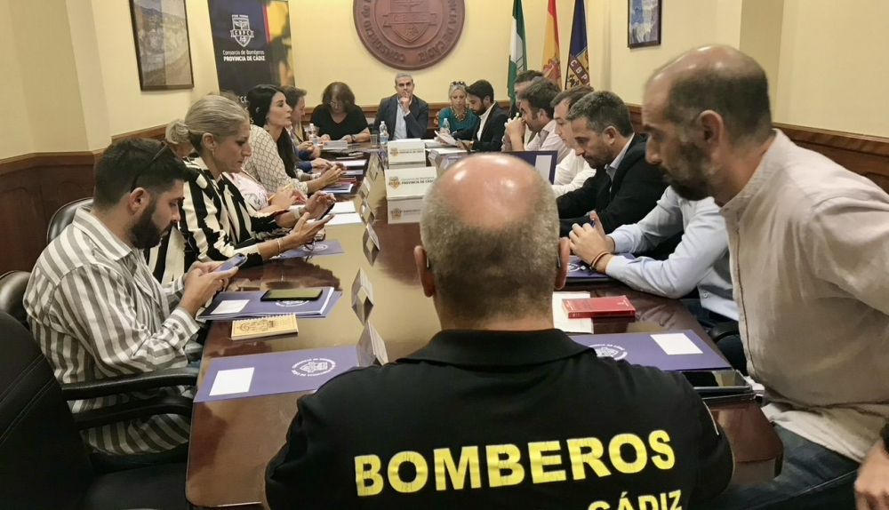La primera Junta General del Consorcio de Bomberos de Cádiz presidida por Ortiz.