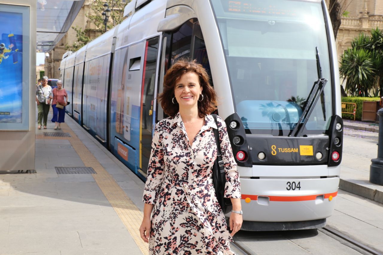 Esperanza Gómez, portavoz de Más País Andalucía, delante del tranvía de Tussam en Sevilla.