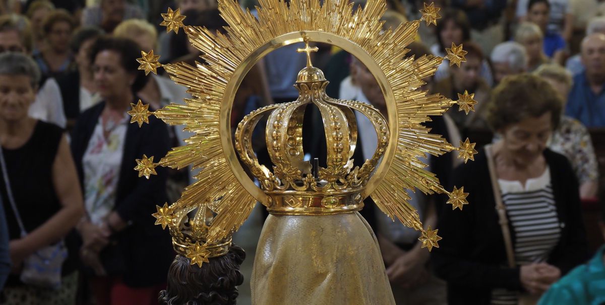 Un besamanos a una virgen. FOTO: Flickr Iglesia de Valladolid