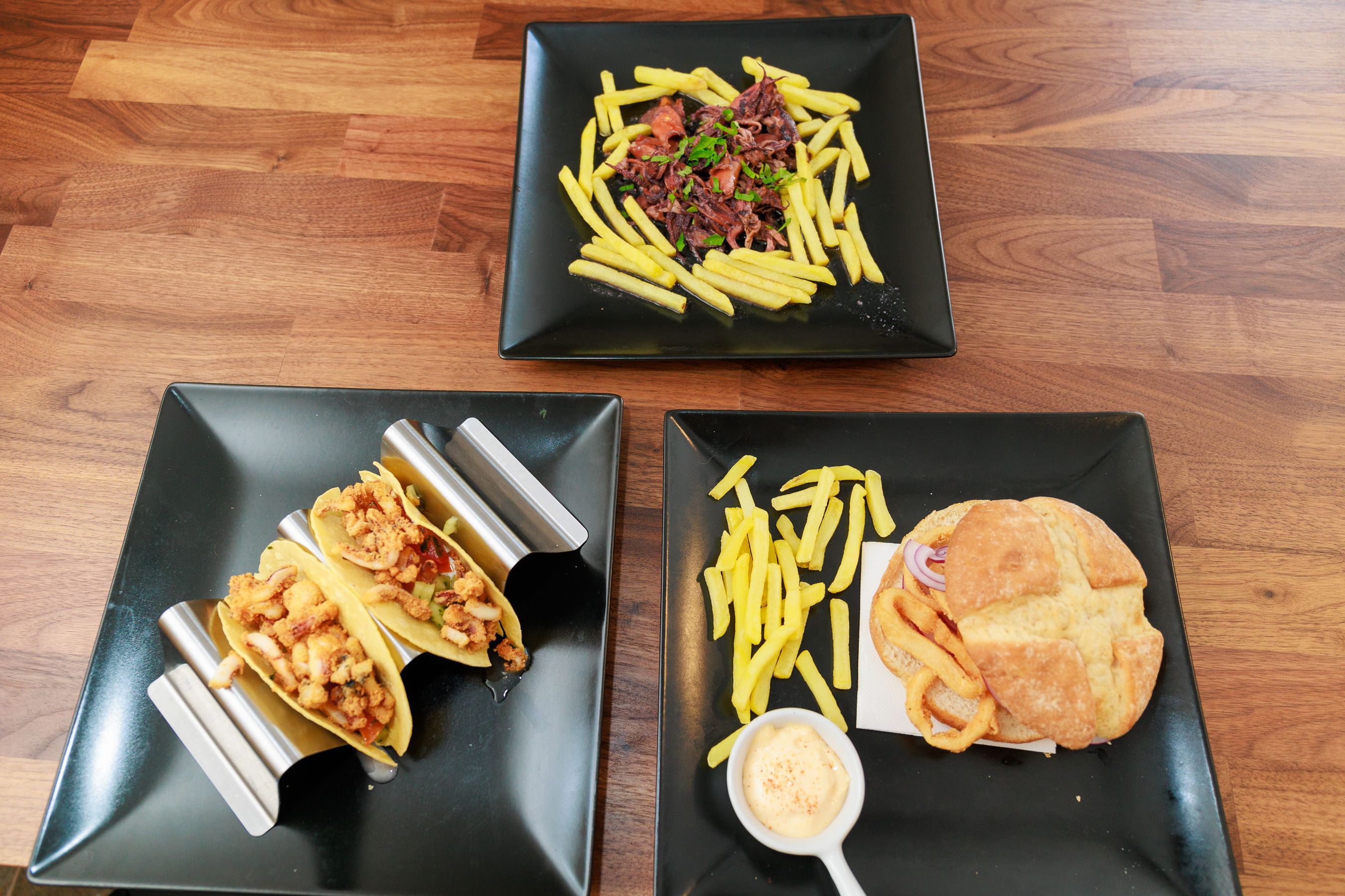 Algunos de los platos de la calamarería.