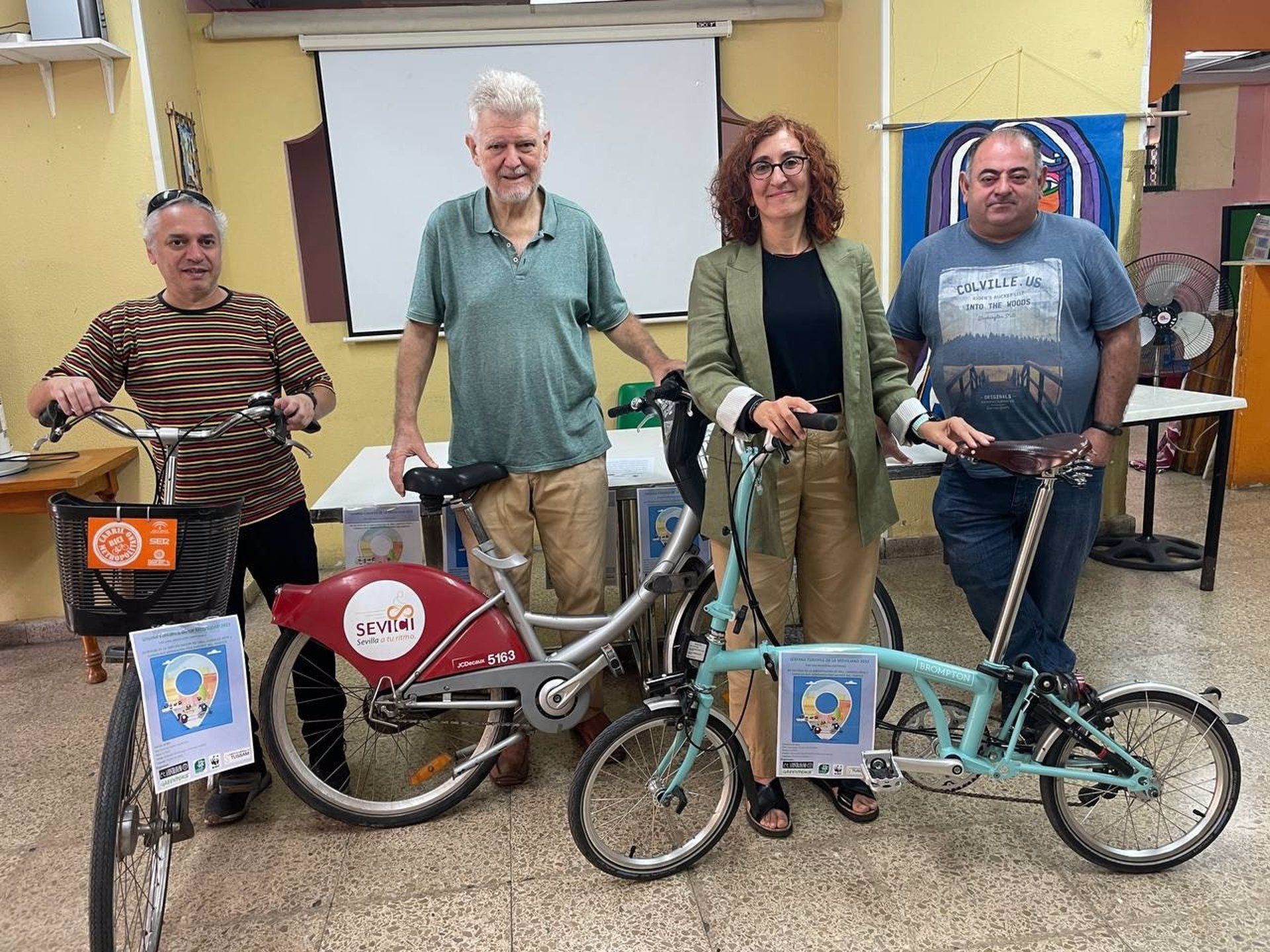 Los ciclistas en la presentación de la 'bicicletada' en Sevilla que tendrá lugar este domingo.