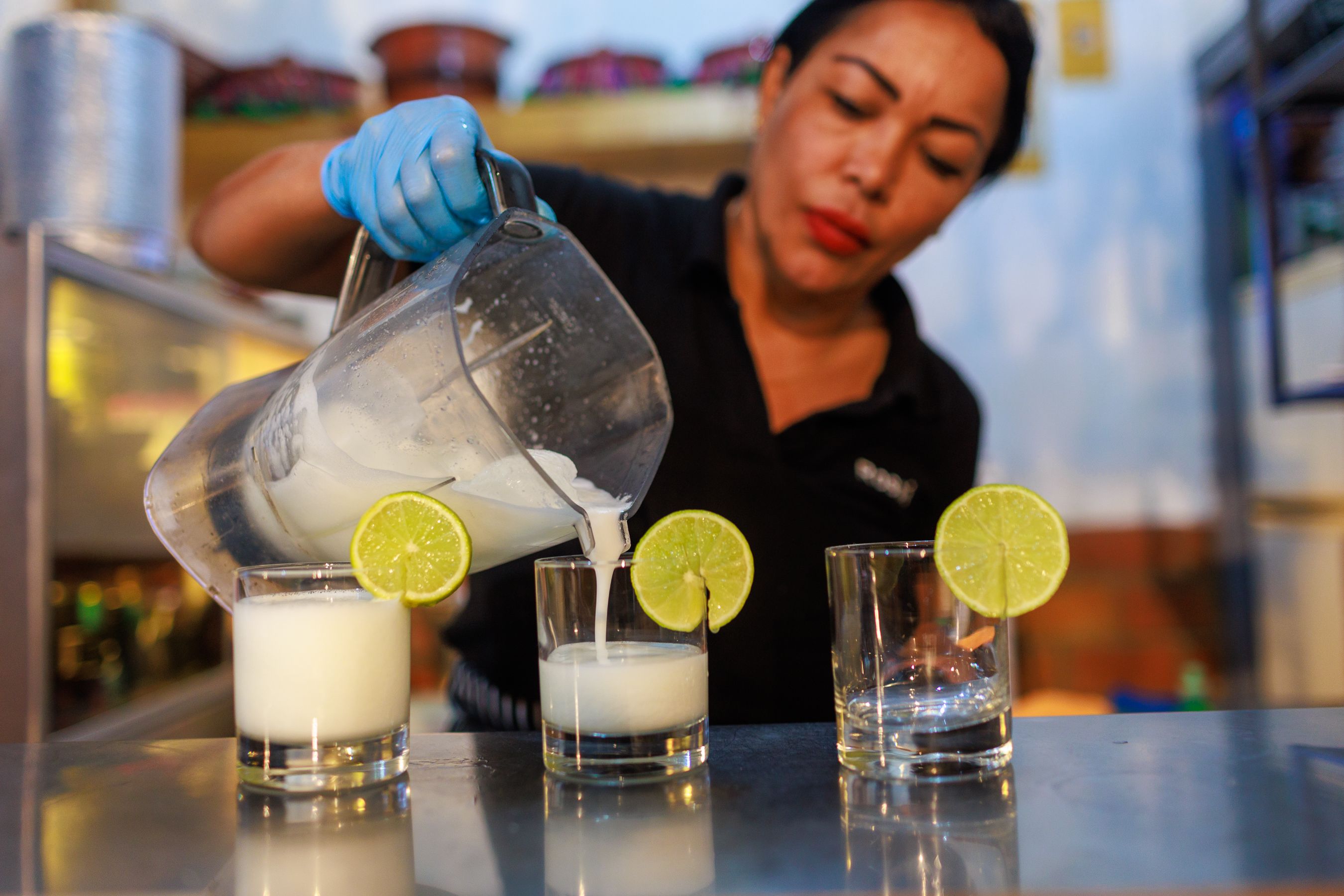 Rossy preparando uno de los tragos del Warique.