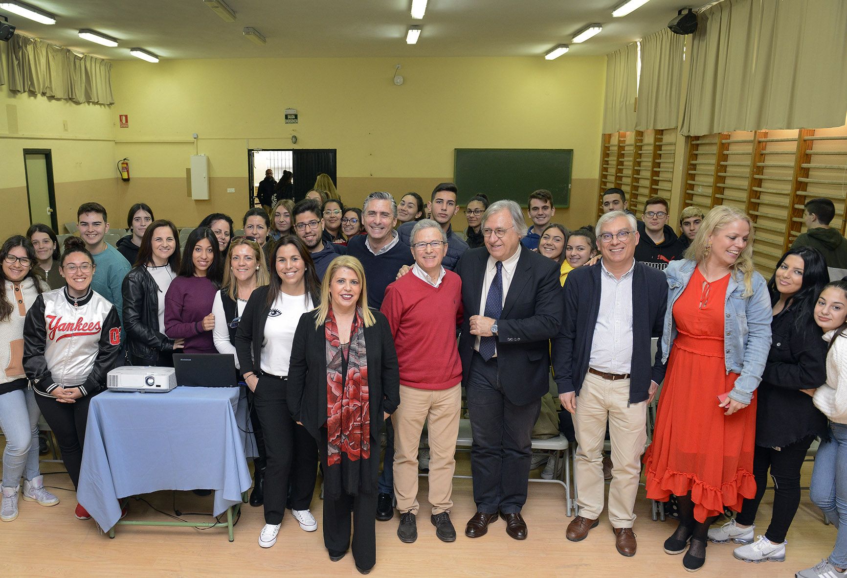 La alcaldesa Mamen Sánchez con el director de IES Romero Vargas, Fernando Herrera Mañas; el teniente de alcaldesa Francisco Camas, el delegado Juan Antonio Cabello y la embajadora del flamenco de Jerez, Kirstine Hastrup.