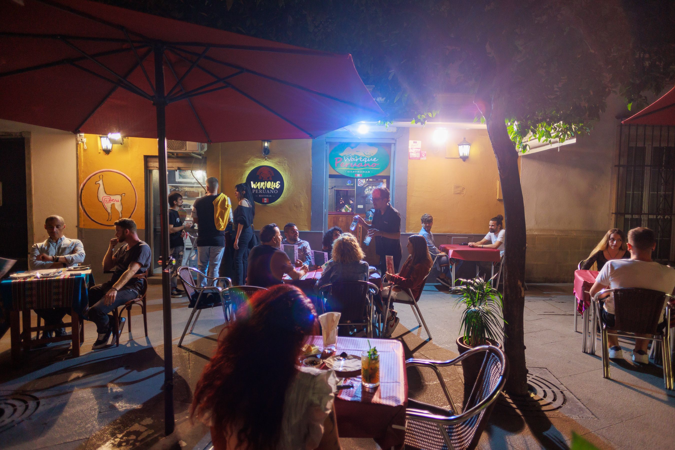 Ambiente en la terraza del Warique Peruano una noche de esta semana.