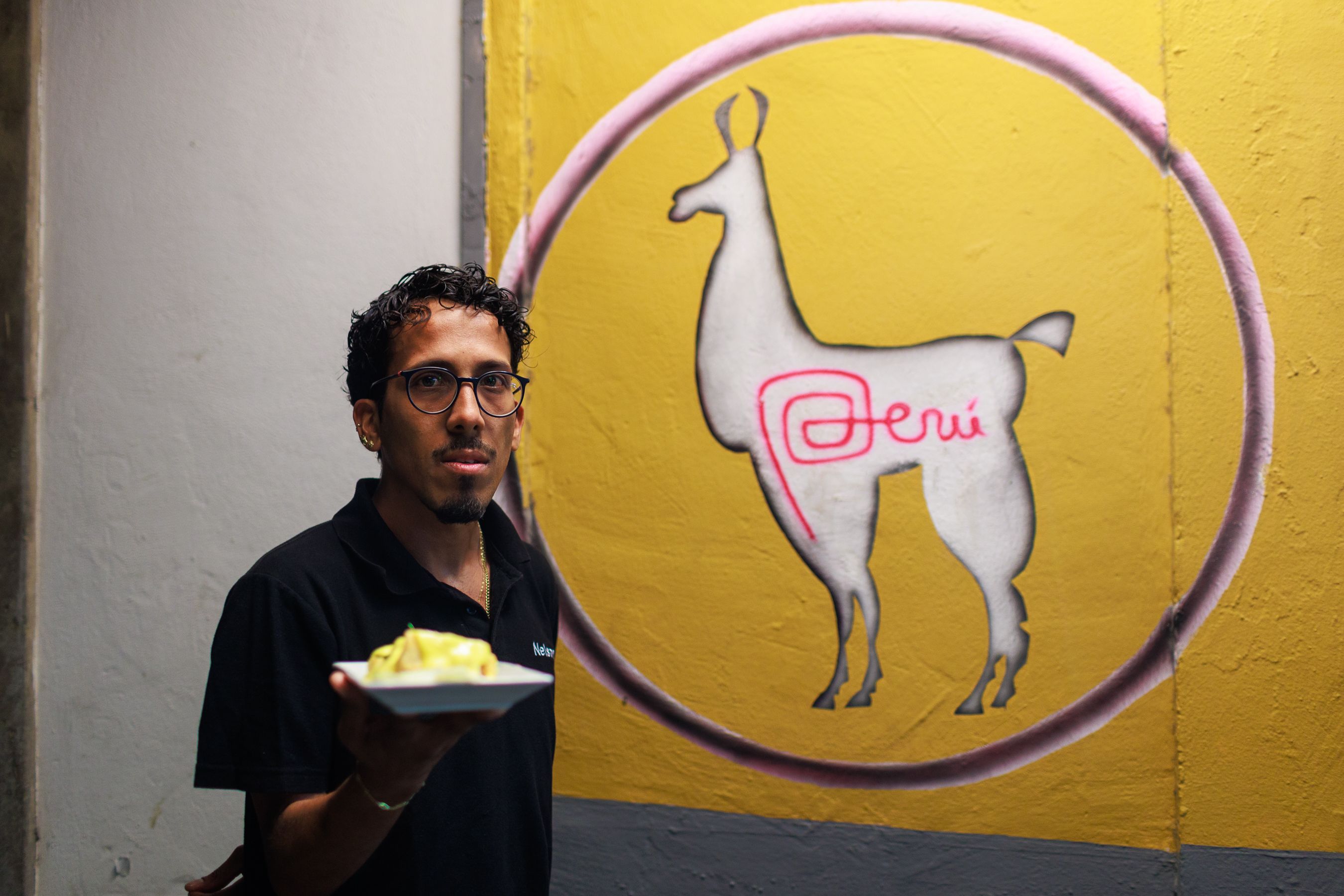 Nelson Peña, hijo de Rossy, con un plato del restaurante.