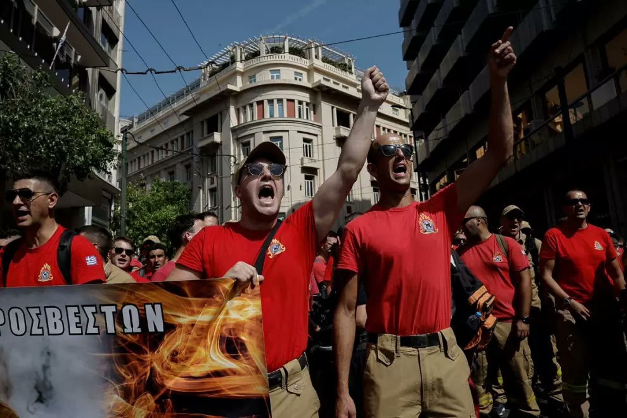 Trabajadores en huelga durante este sábado en Grecia por la dura reforma laboral que ha aprobado el Gobierno.