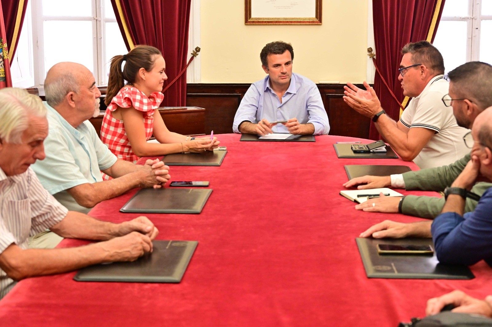El alcalde de Cádiz, Bruno García, reunido con los belenistas.