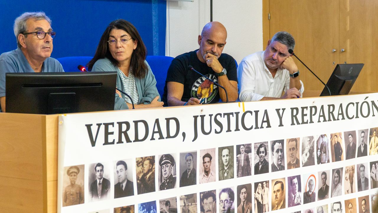 La Asociación de la Memoria Histórica de Cádiz, en la Facultad de Filosofía y Letras, donde se ha constituido.