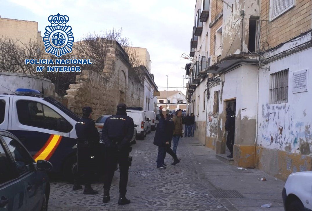 Operativo policial en el barrio de Santiago en Jerez, antes de la pandemia. FOTO: POLICÍA