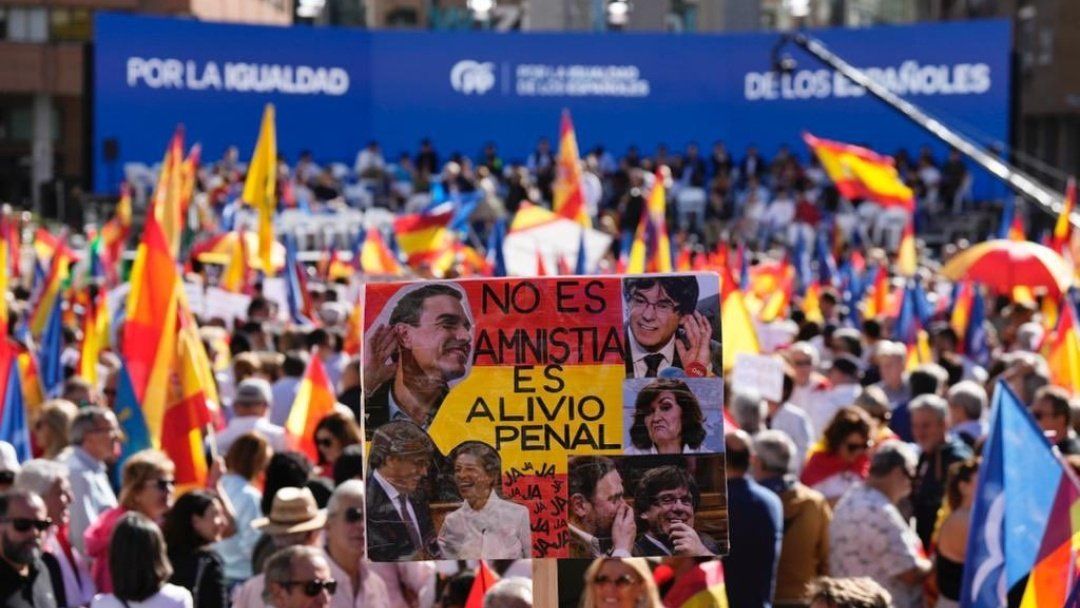 Un cartel contra la posible amnistía de Pedro Sánchez en la concentración de este domingo en Madrid.