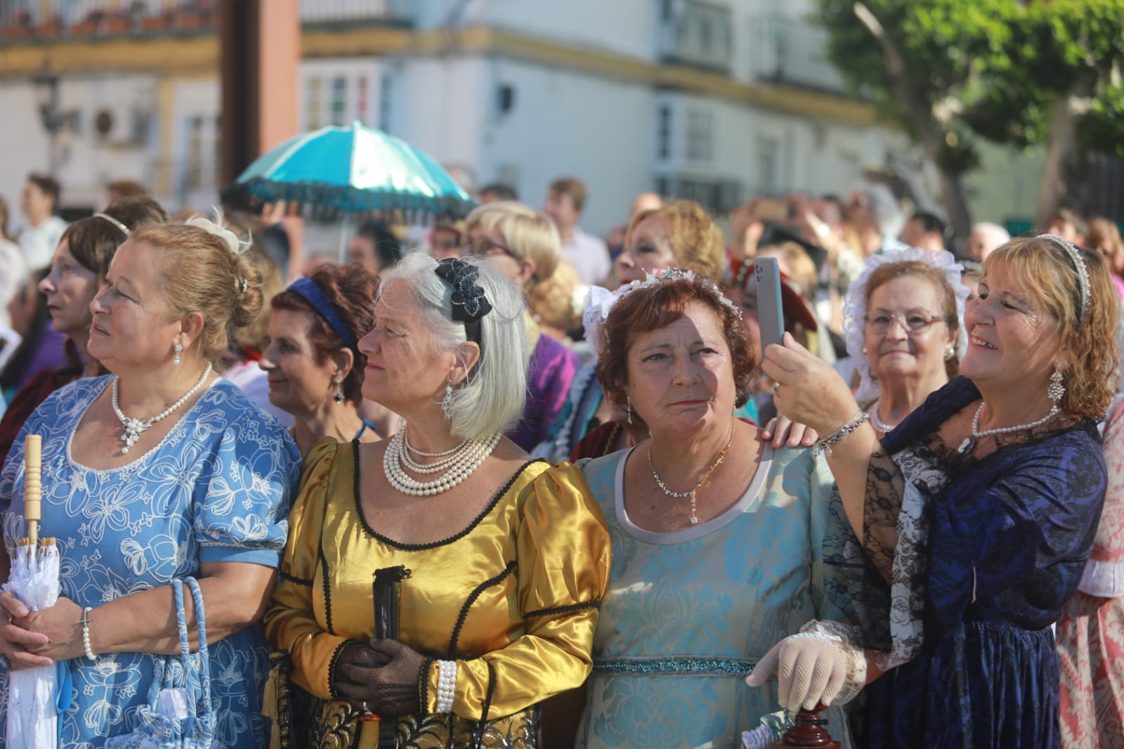 Mujeres ataviadas con trajes de la época en el aniversario de las Cortes de San Fernando de 1810.