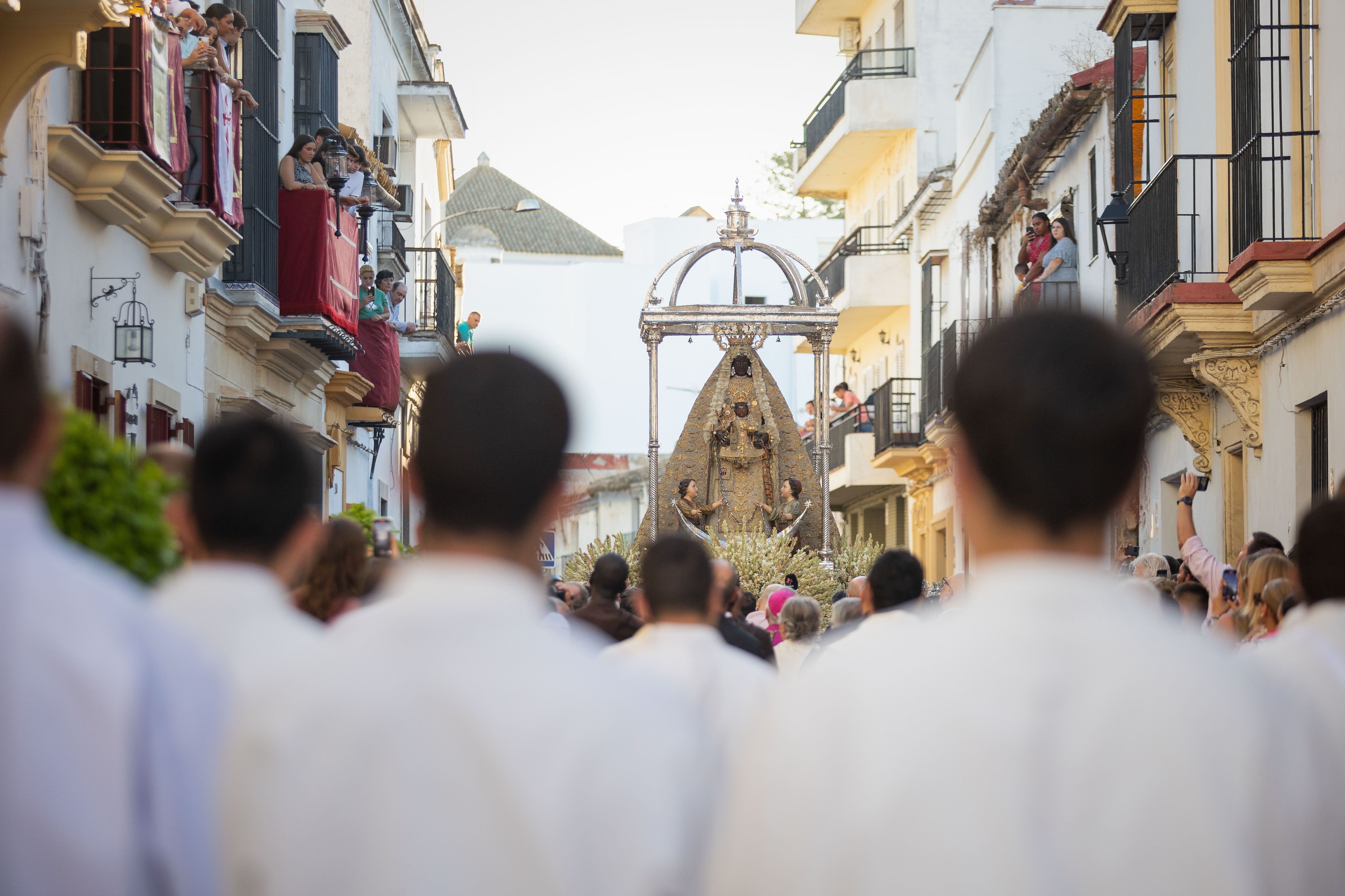 La Patrona de Jerez, entre la multitud.