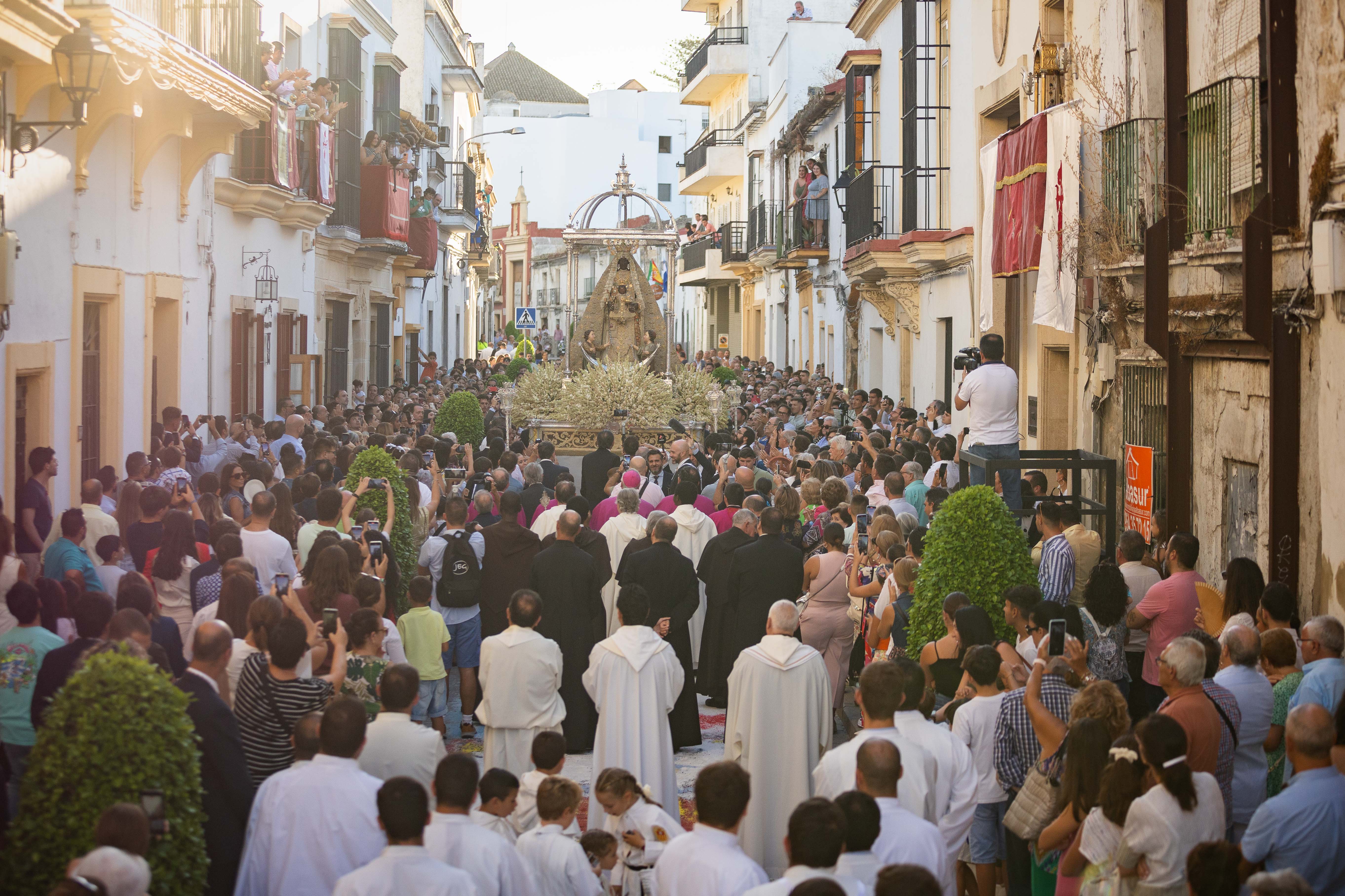 La Patrona de Jerez, la virgen de La Merced, en procesión este domingo.