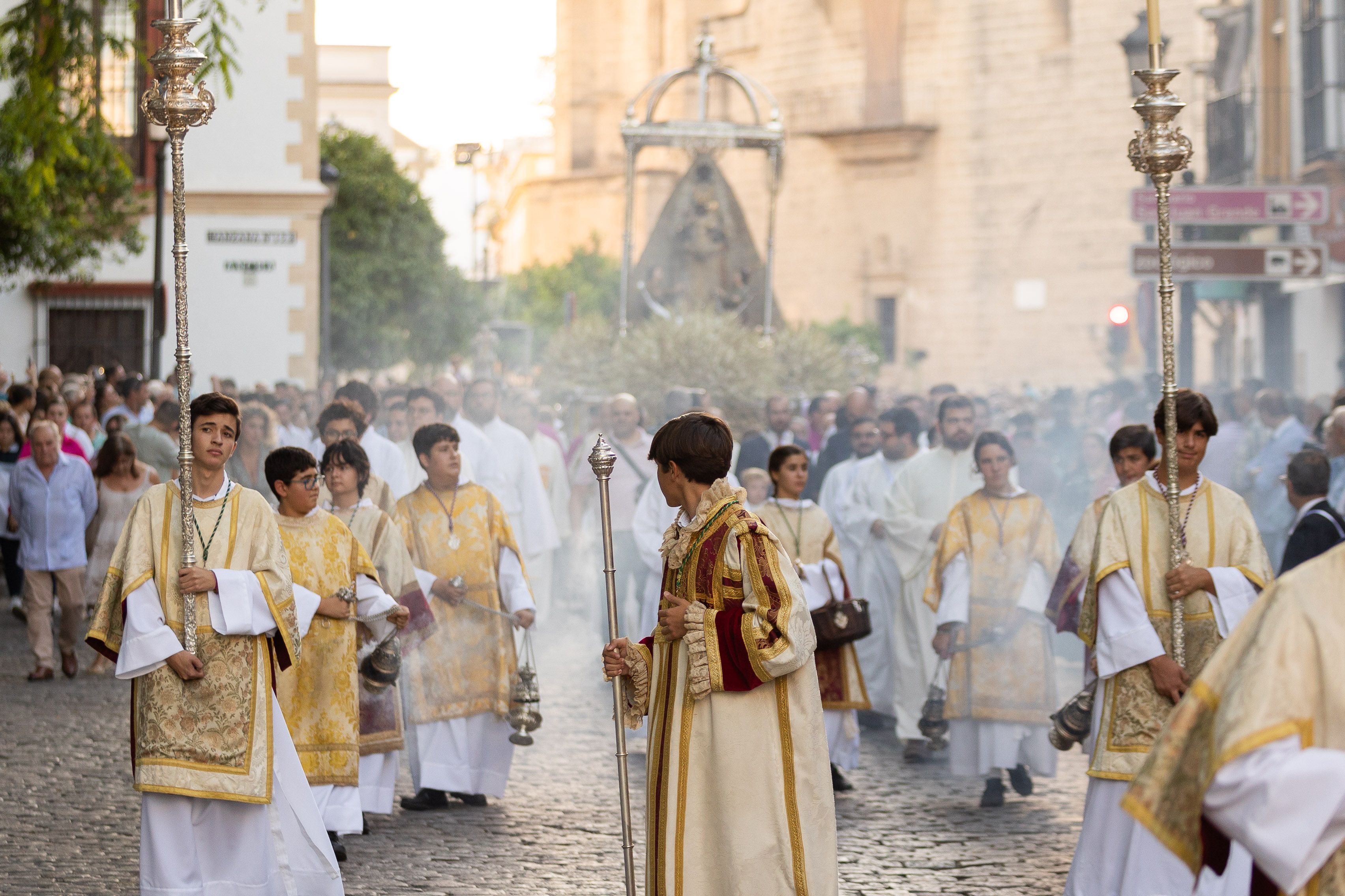 La Patrona, a su paso por la calle Ancha, con Santiago al fondo.