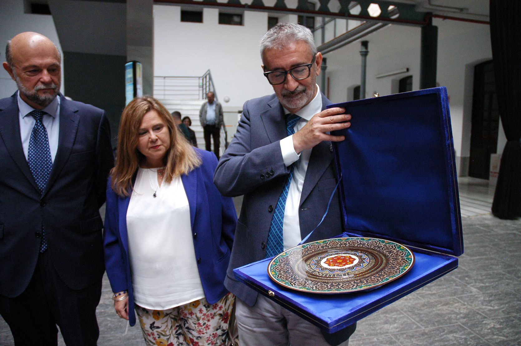 Paco Piniella, rector de la UCA, con un obsequio. El embajador de Uzbekistán ha asistido al acto.