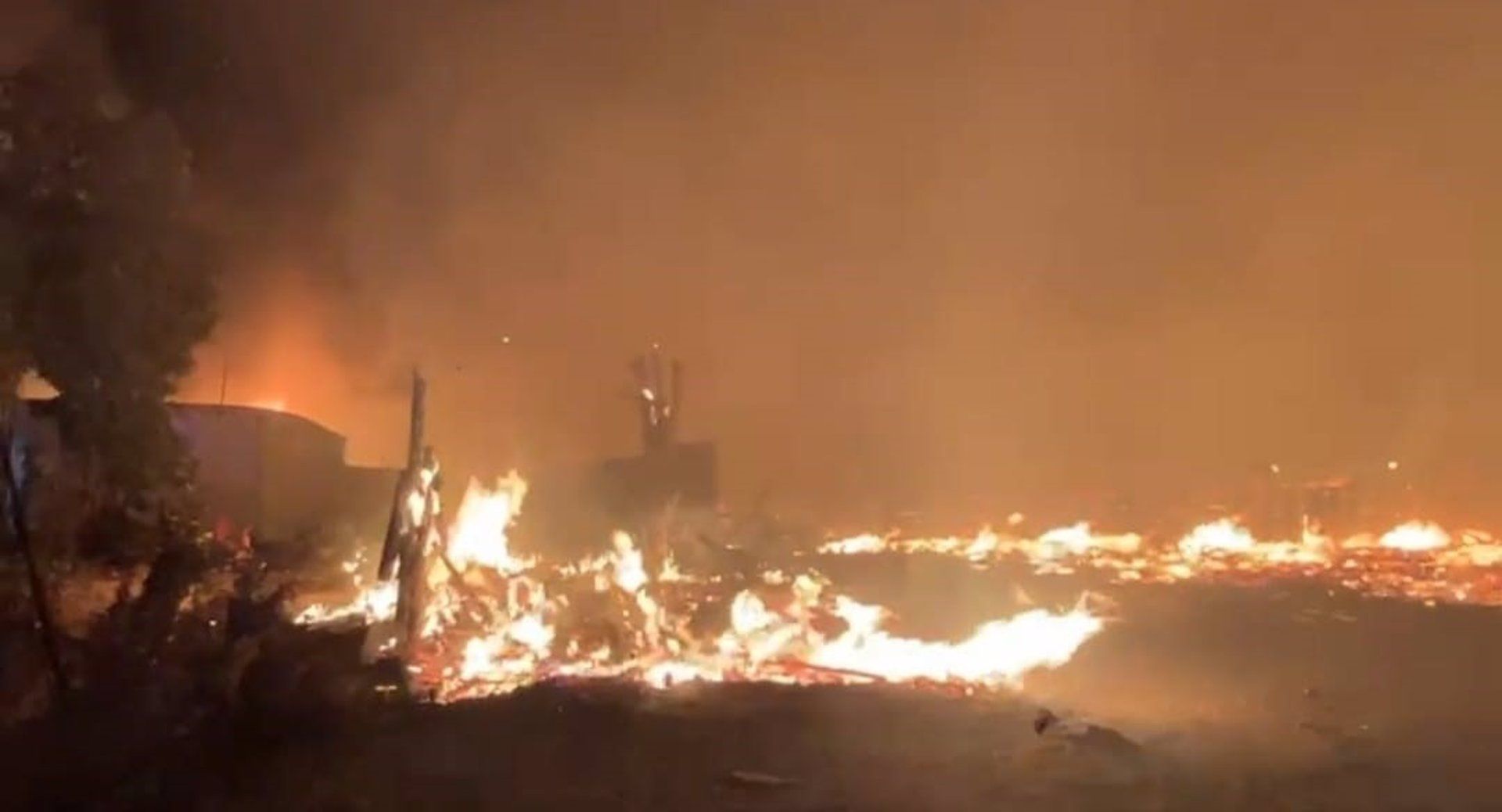 Así han ardido más de 200 chabolas en Palos.