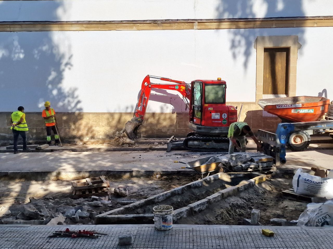 Obras en el centro de El Puerto para construir un pasillo peatonal.