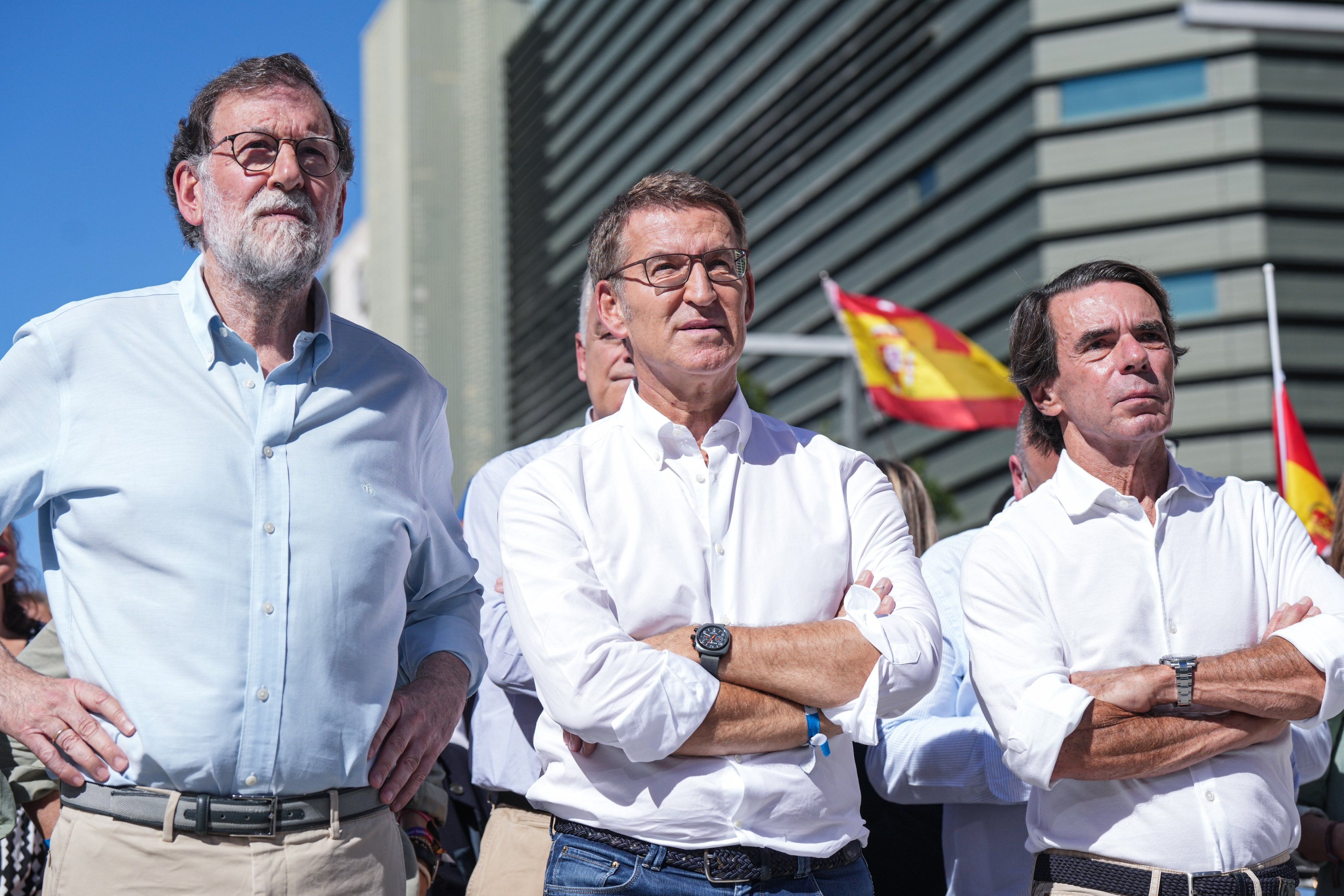Núñez Feijóo, rodeado de los anteriores presidentes del Gobierno del PP, el pasado domingo en Madrid.