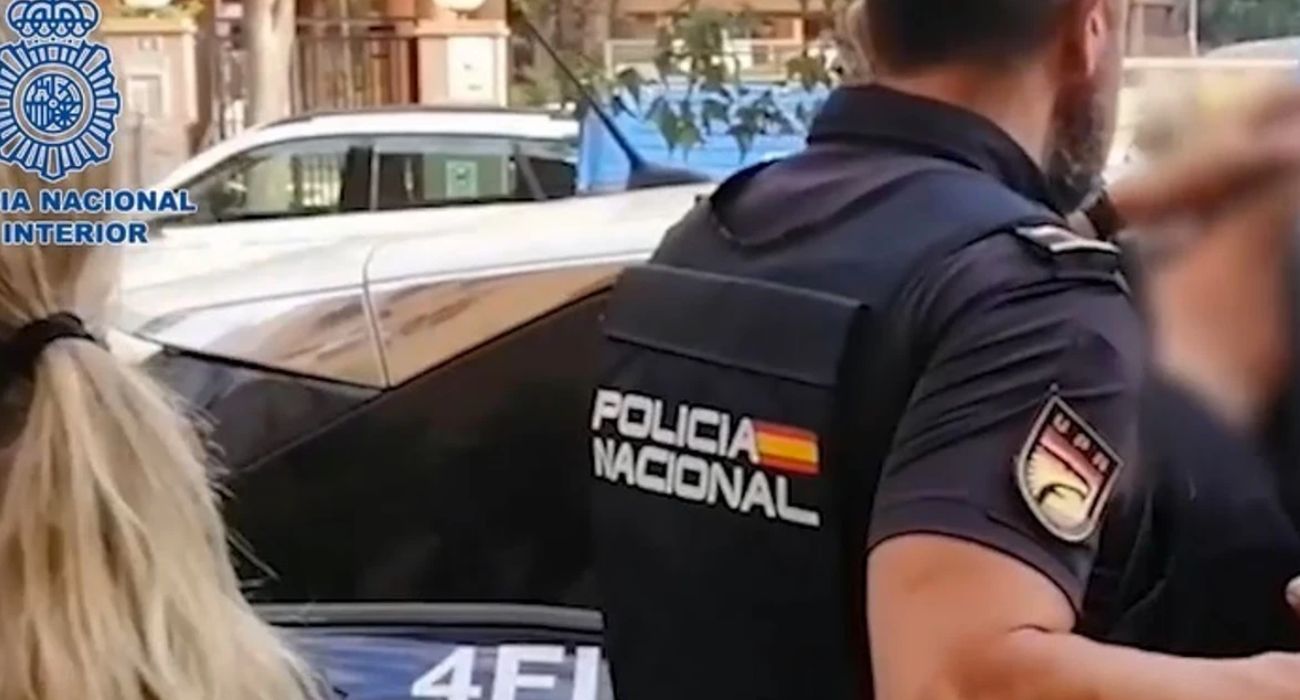 Una intervención de la Policía Nacional en Alicante, lugar donde un hombre ha ocultado el cadáver de su inquilina durante casi un mes.